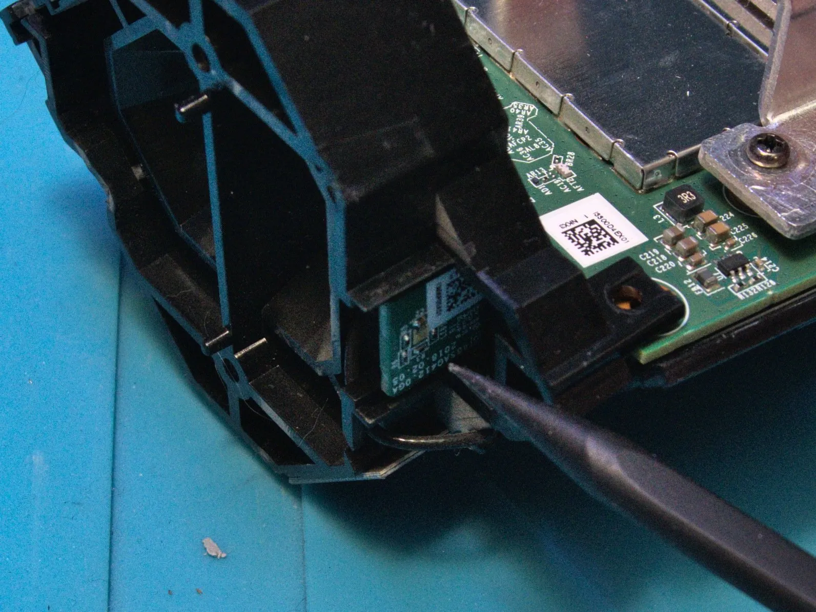 Linksys Velop WHW01 Teardown, Выдвиньте светодиодный модуль: шаг 9, изображение 1 из 3