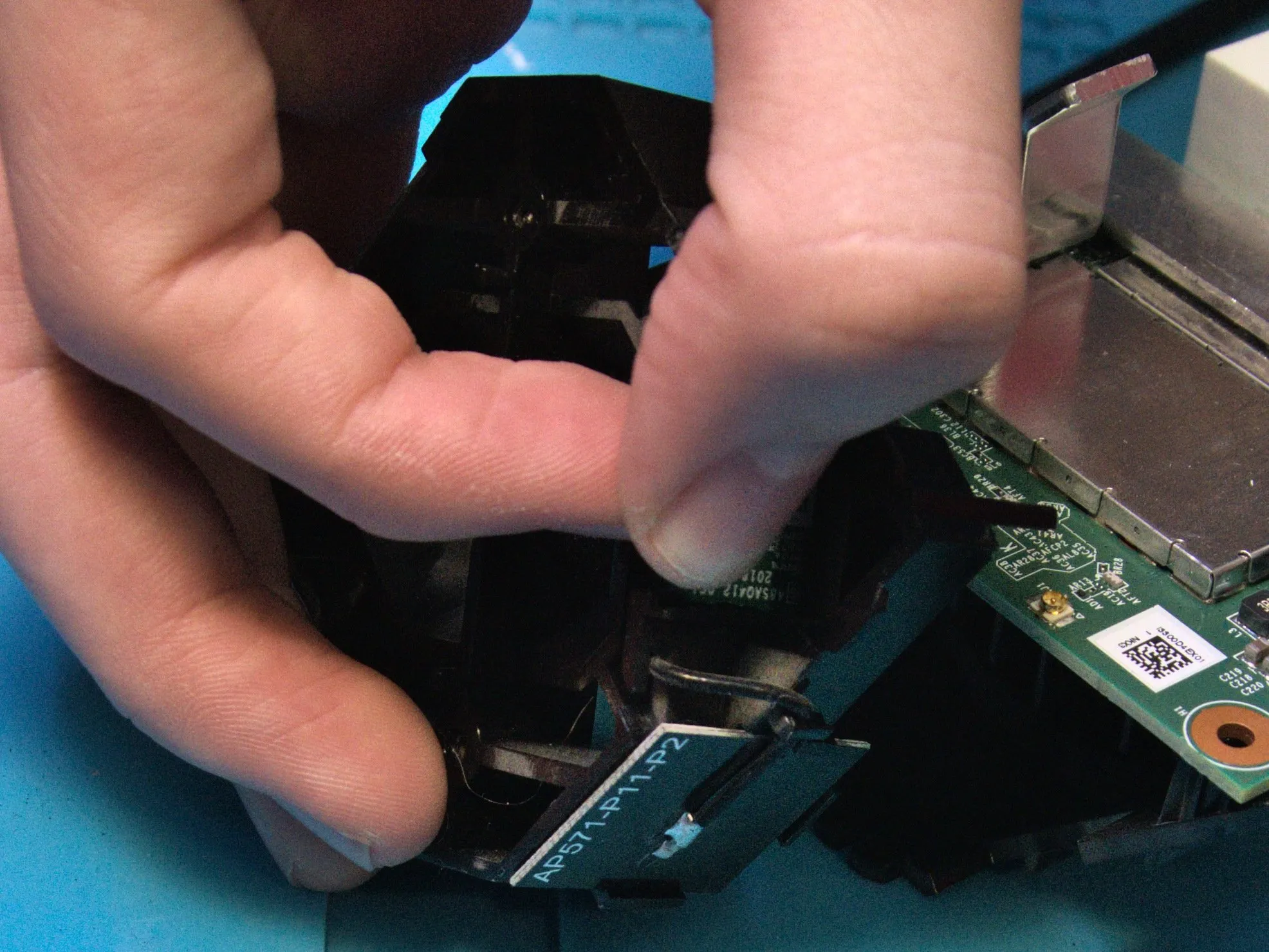 Linksys Velop WHW01 Teardown, Выдвижной светодиодный модуль: шаг 9, изображение 2 из 3