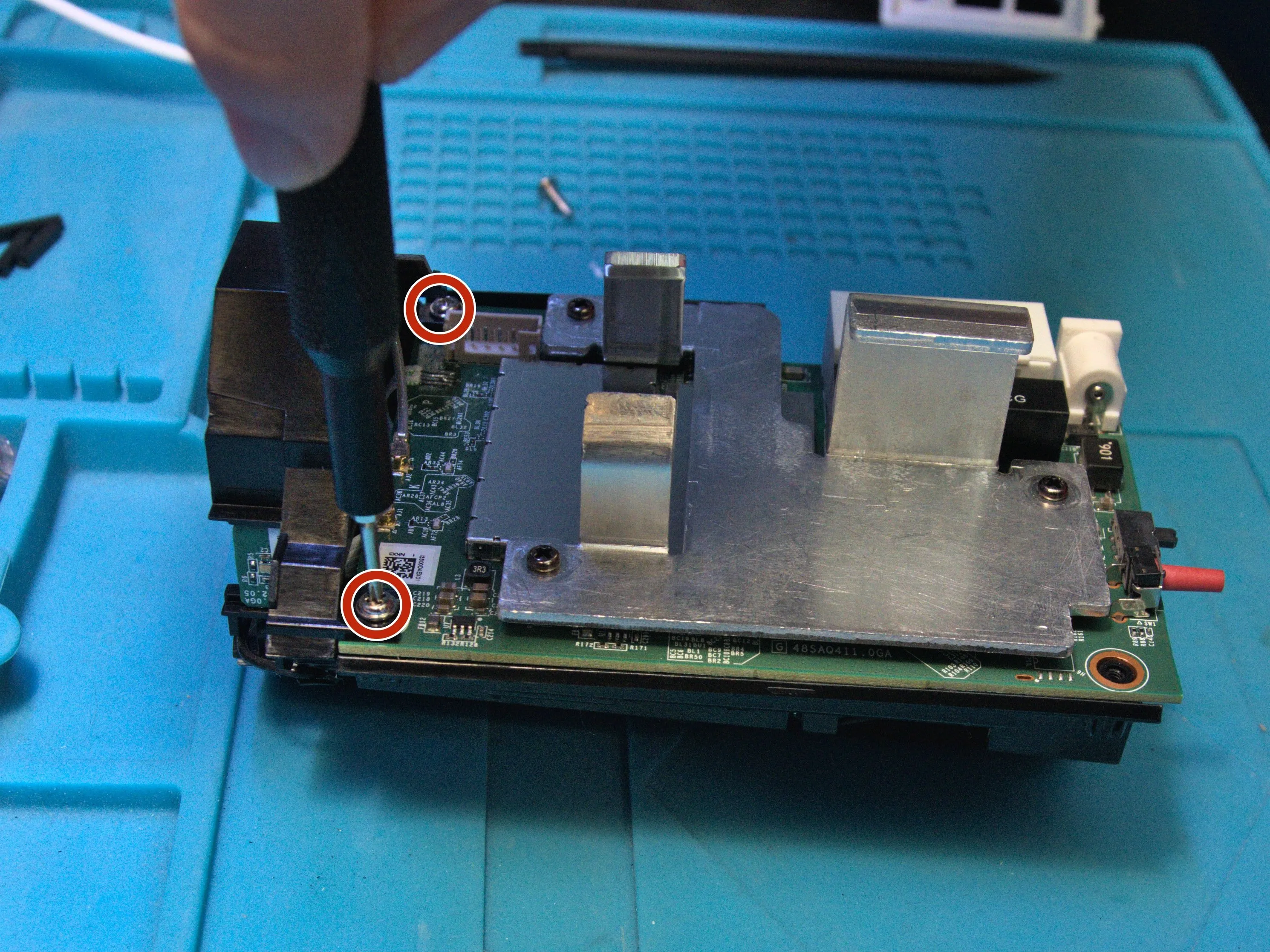 Linksys Velop WHW01 Teardown, Открутите кронштейн антенны: шаг 8, изображение 1 из 1