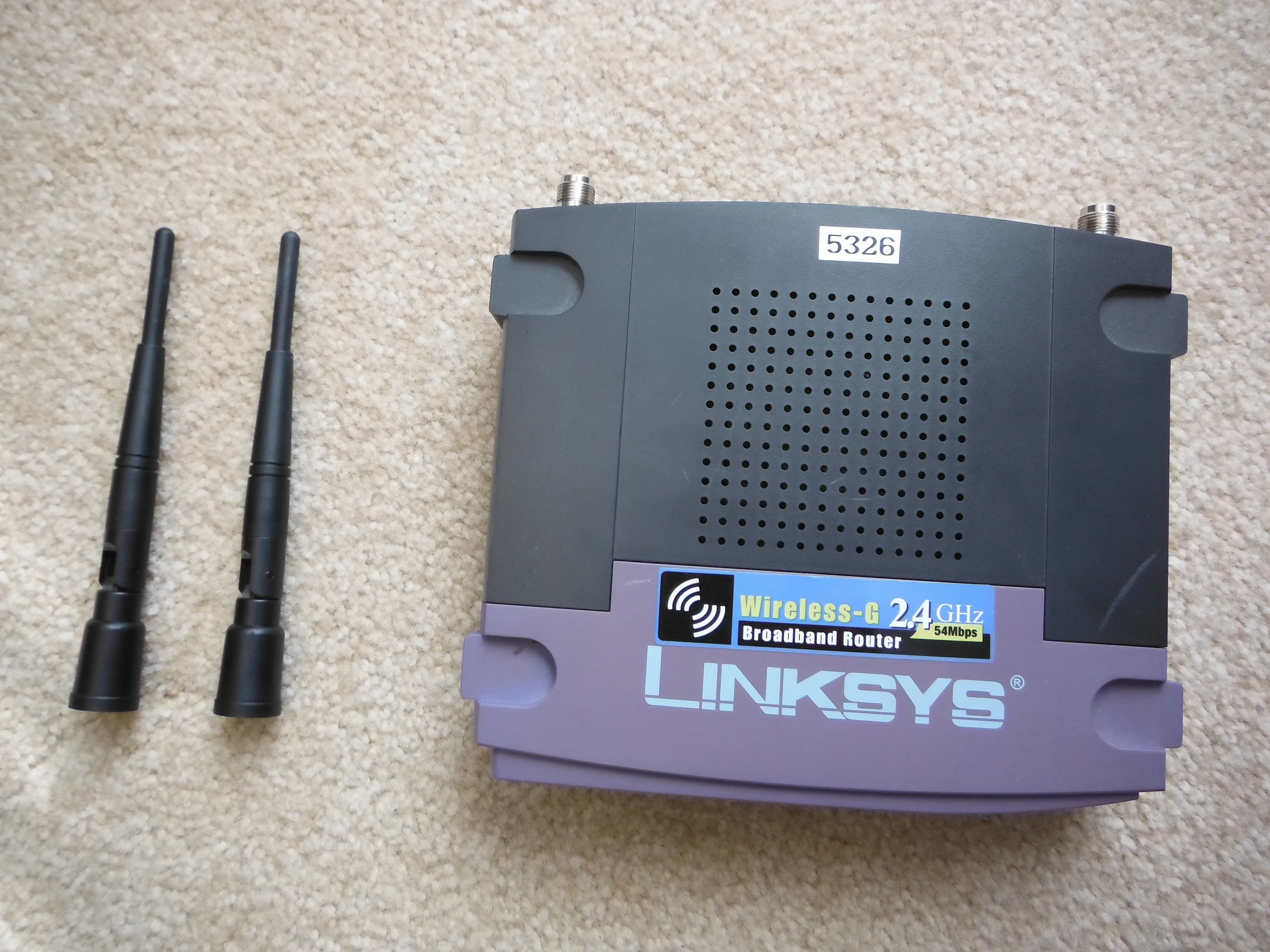 Linksys WRT54G Разборка, извлечение антенны: шаг 2, изображение 2 из 2