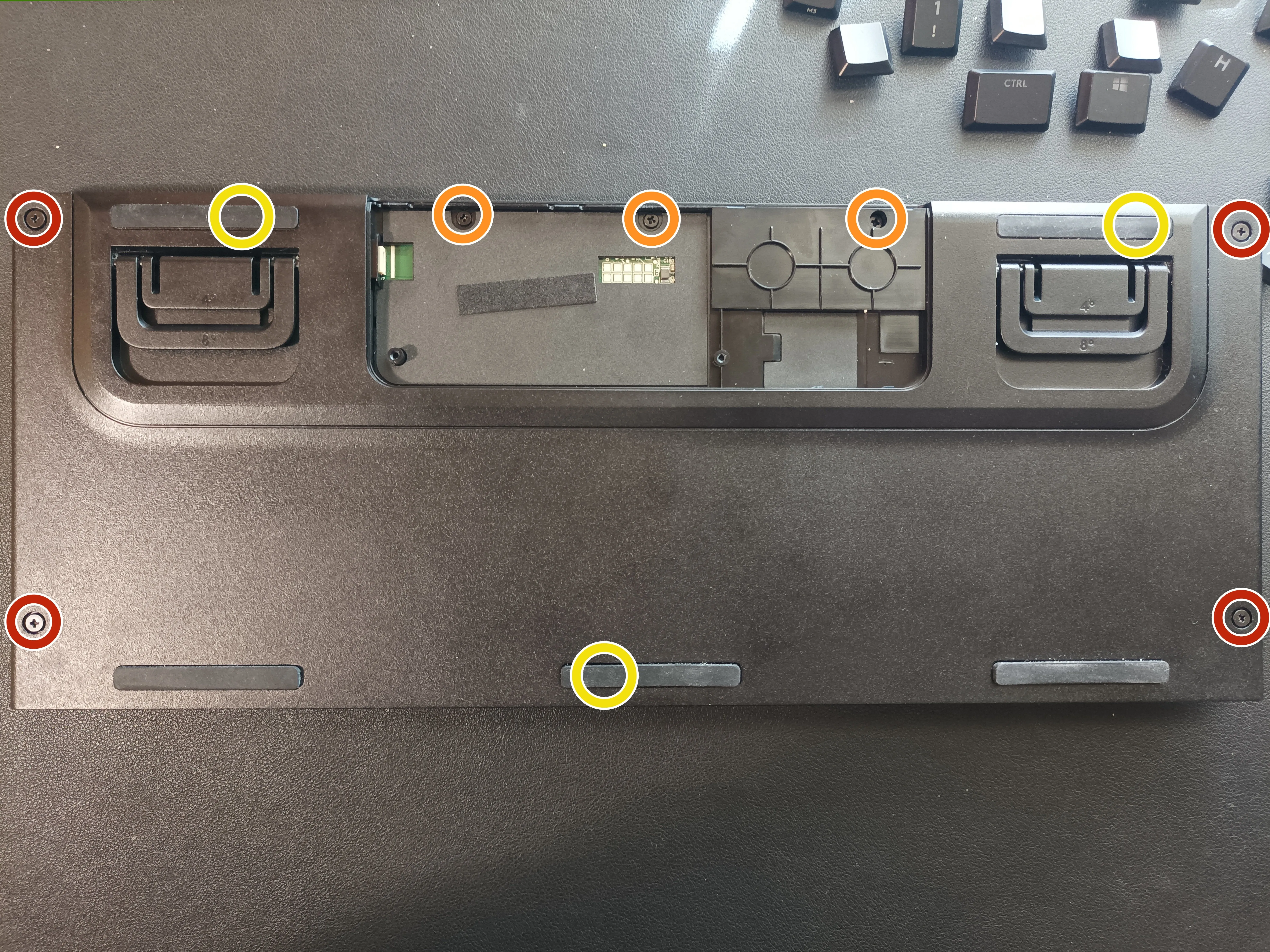 Logitech G915 TKL Wireless (Tactile) Teardown, снятие задней панели: шаг 3, изображение 1 из 1