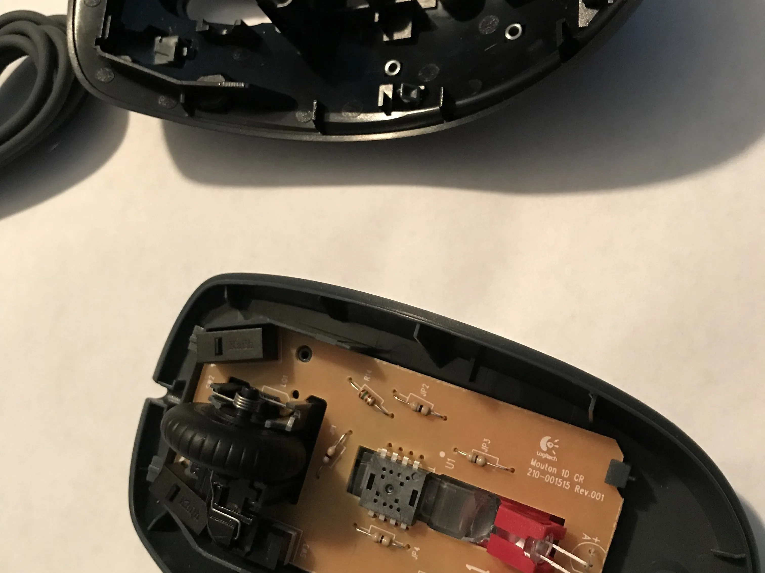 Logitech M100 Mouse Teardown, вскрытие: шаг 2, изображение 2 из 2