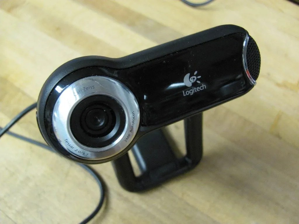 Logitech Webcam Pro 9000 Teardown, Logitech Webcam Pro 9000 Teardown: шаг 1, изображение 2 из 2