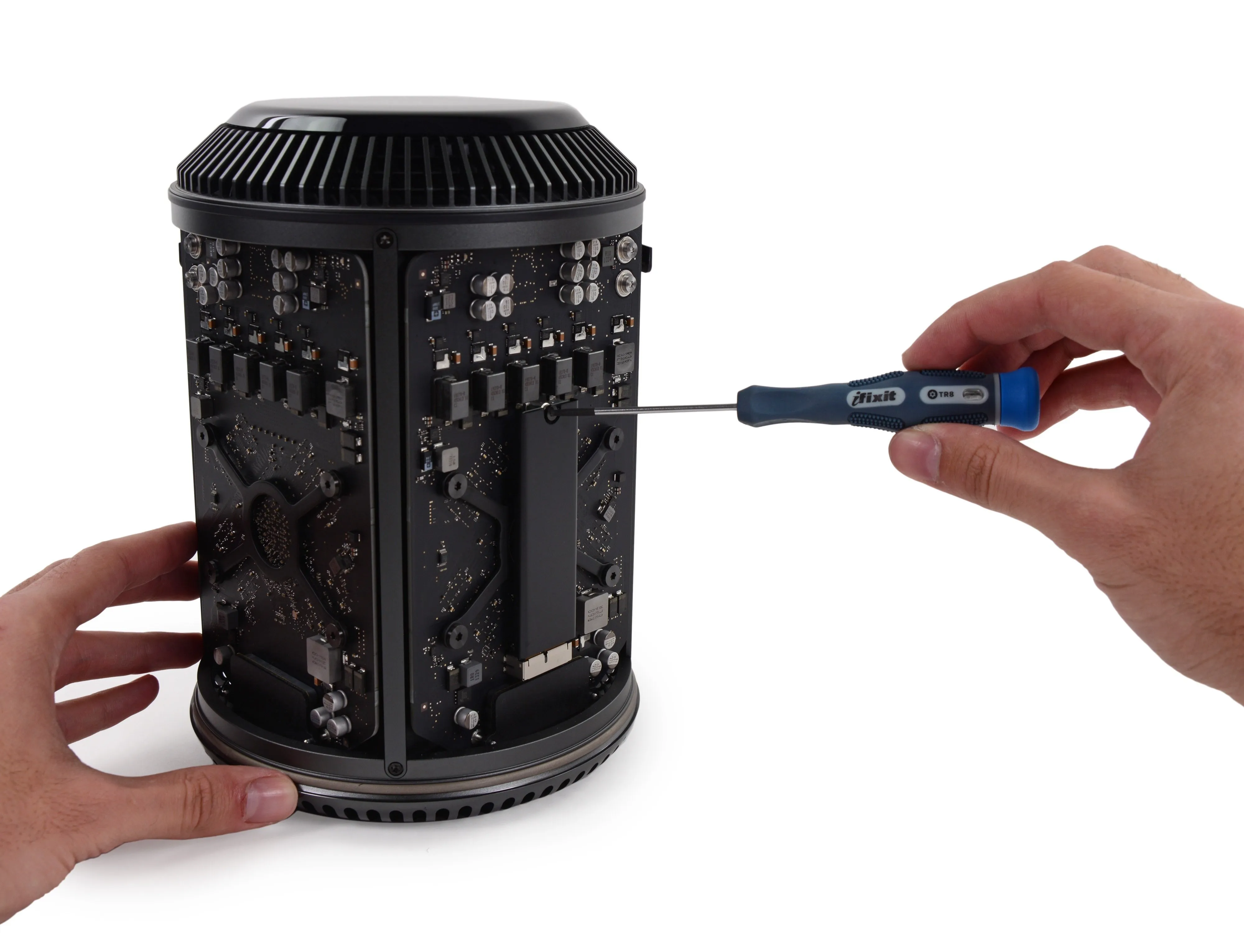 Разборка Mac Pro Late 2013: шаг 6, изображение 1 из 3