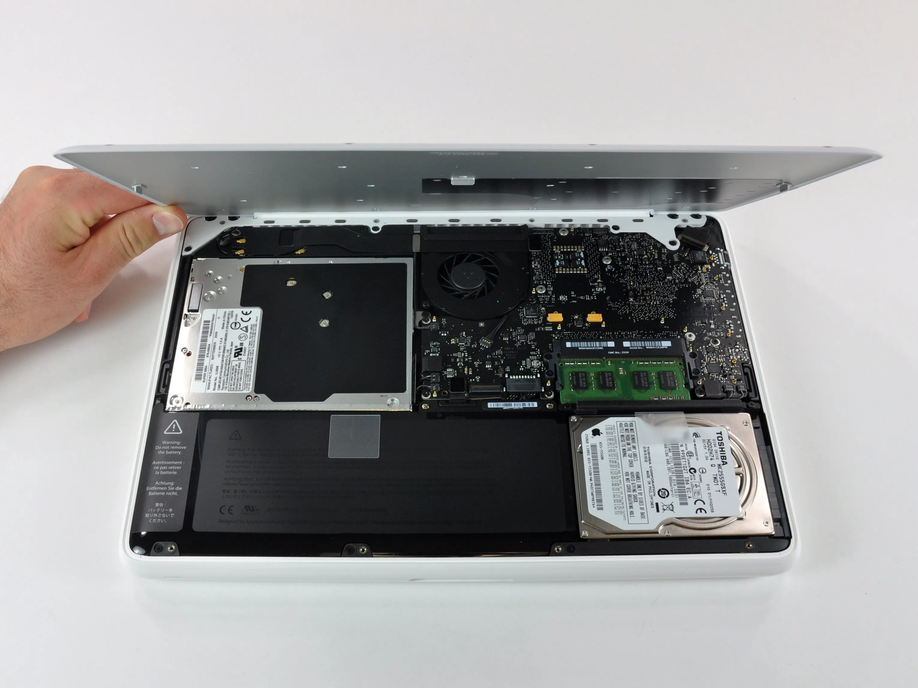 Разборка MacBook Unibody Model A1342 Mid 2010: шаг 2, изображение 1 из 2