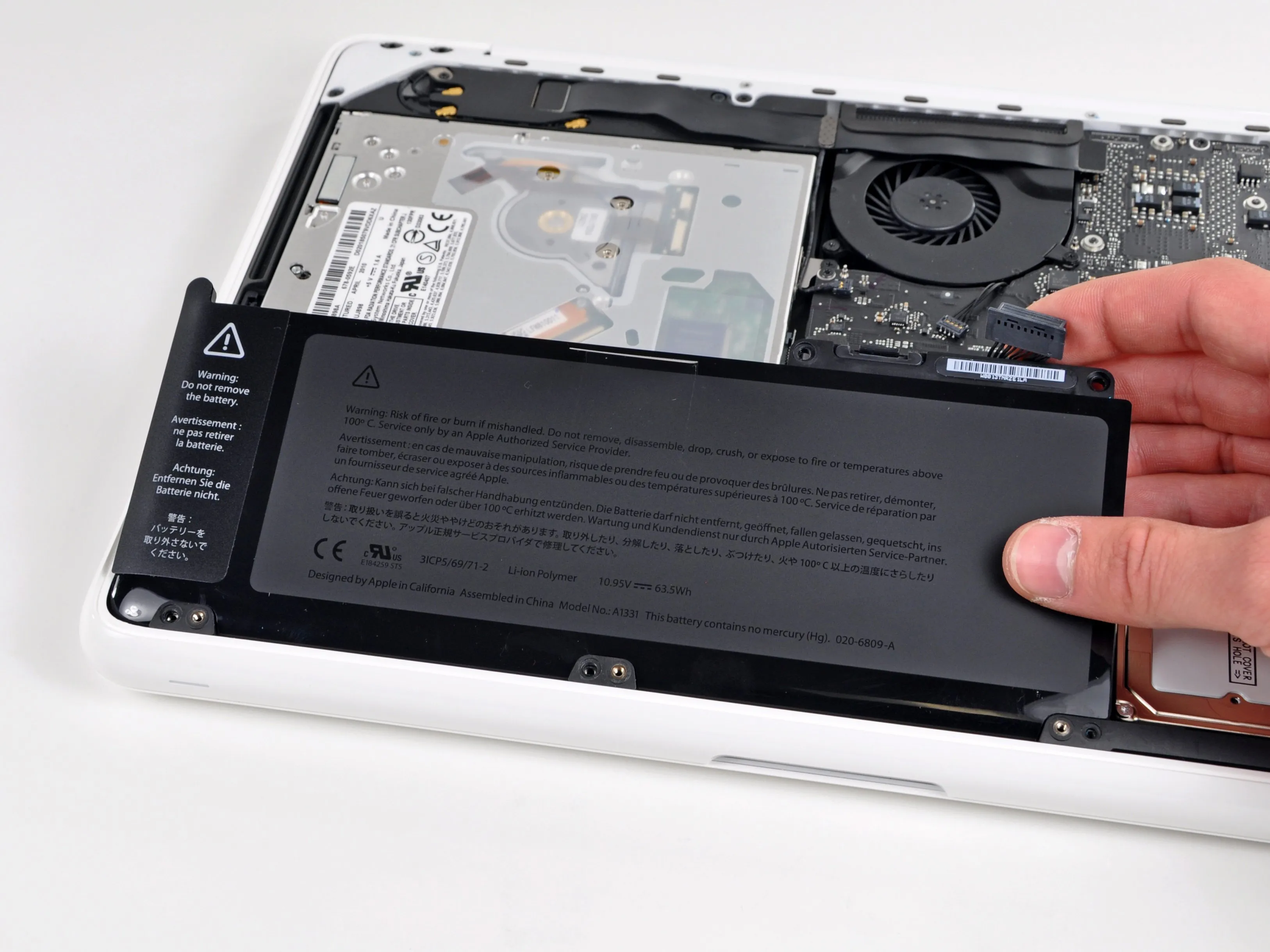 MacBook Unibody Model A1342 Mid 2010 Teardown: шаг 3, изображение 2 из 3