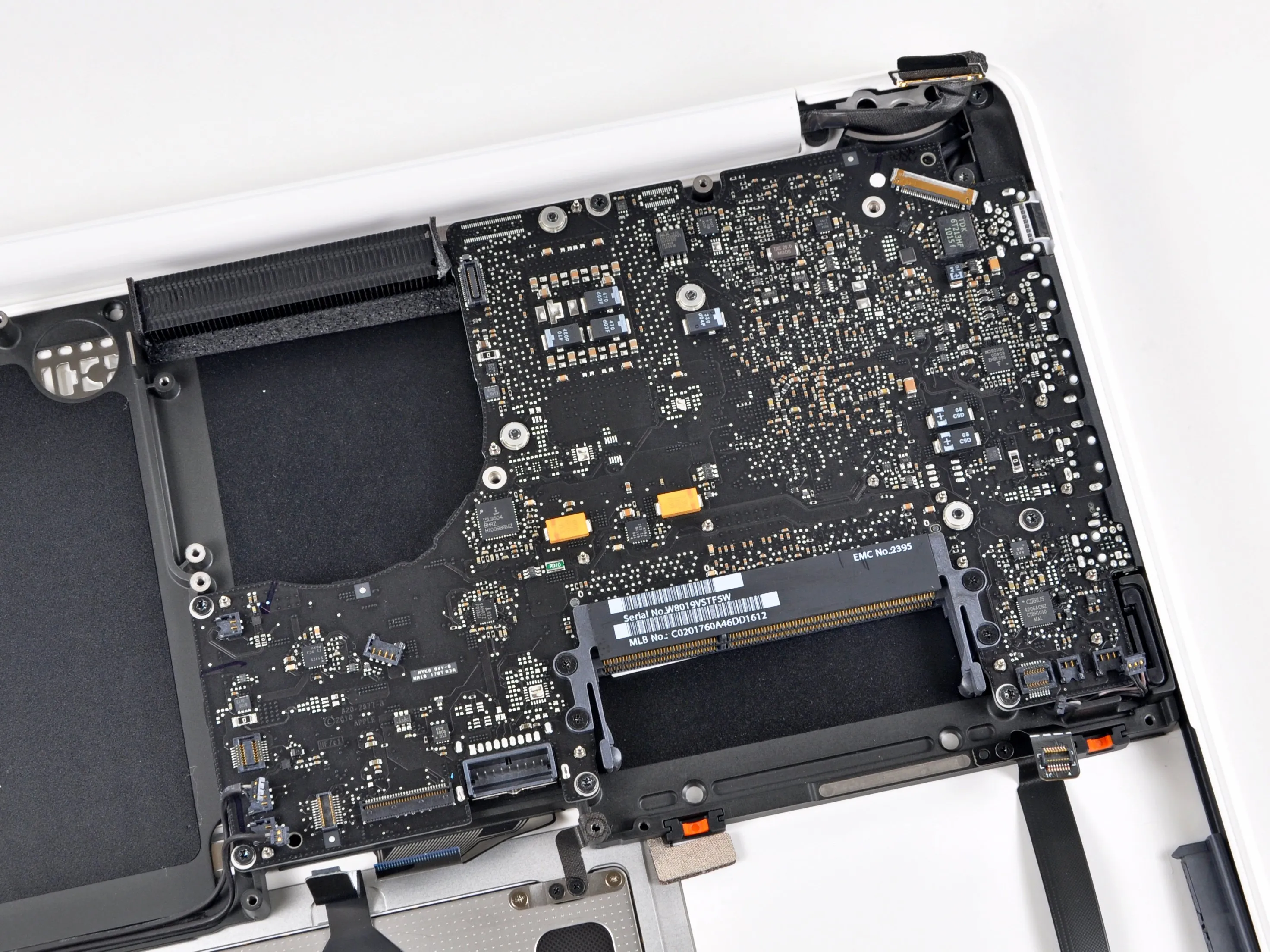 MacBook Unibody Model A1342 Mid 2010 Teardown: шаг 9, изображение 2 из 3