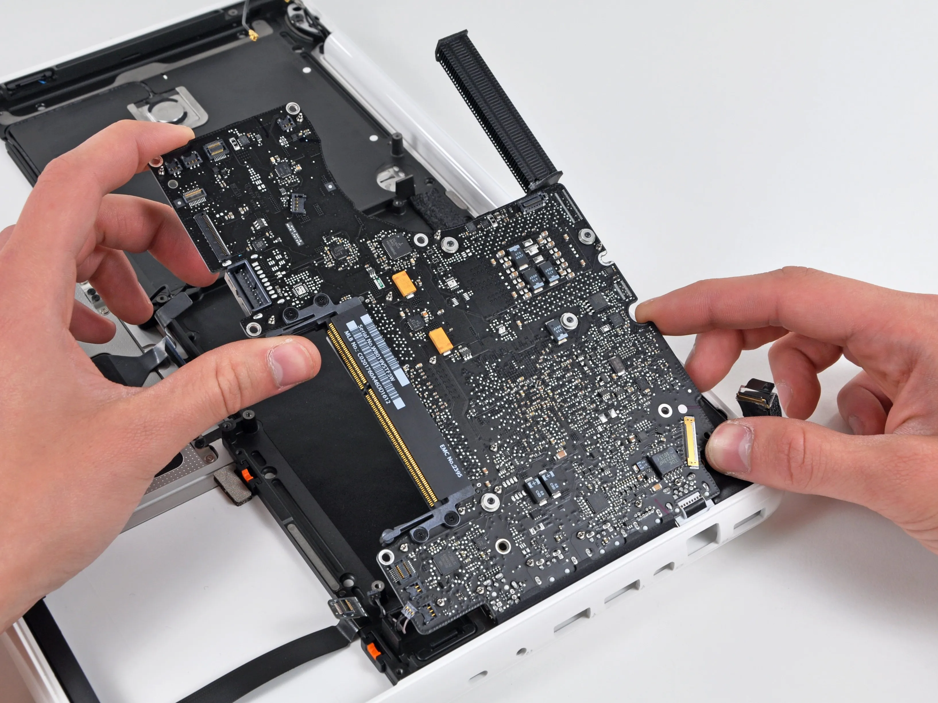 MacBook Unibody Model A1342 Mid 2010 Teardown: шаг 9, изображение 3 из 3