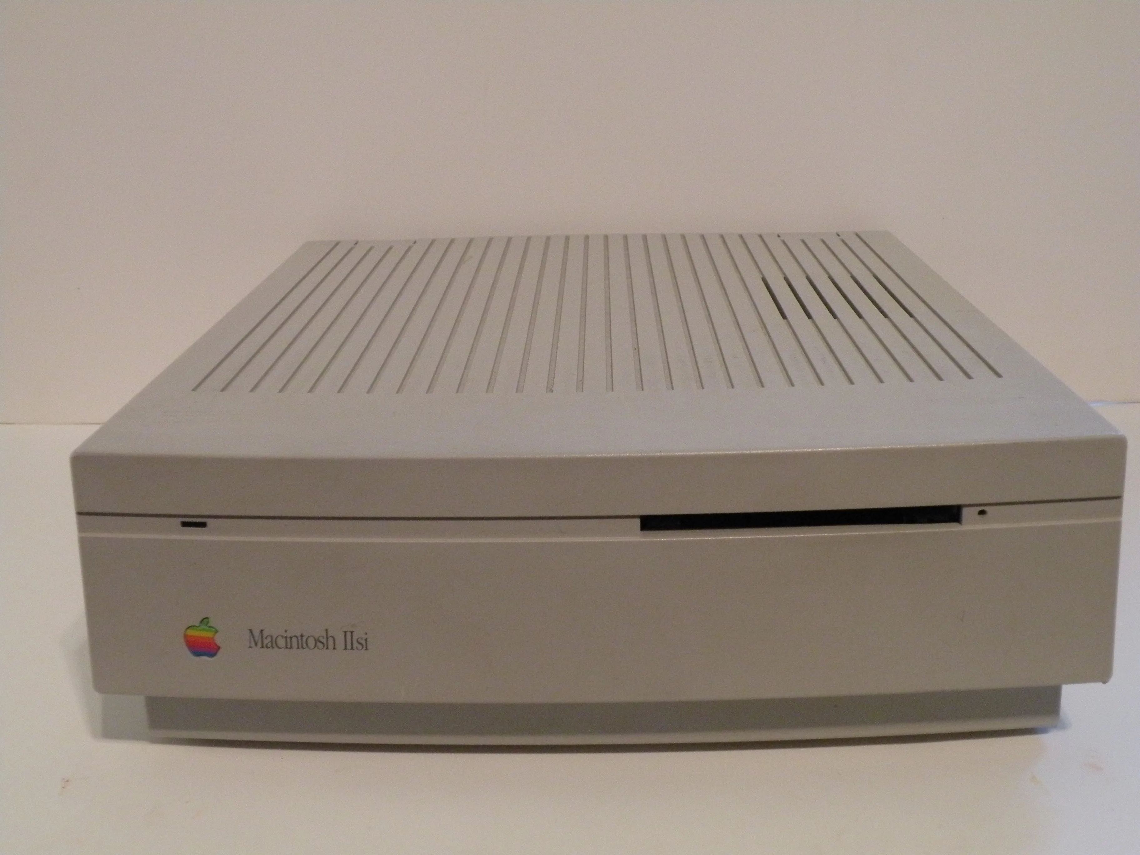 Разборка Macintosh IIsi, верхний корпус: шаг 1, изображение 1 из 2