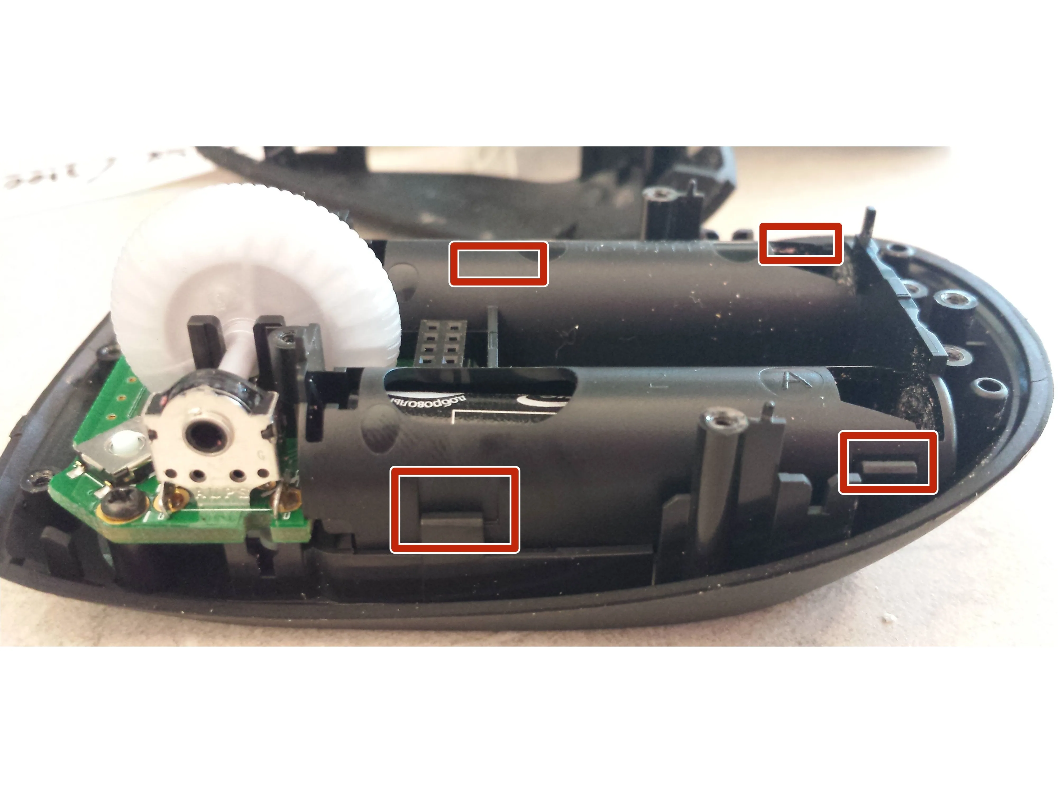 Microsoft Bluetooth Notebook Mouse 5000 Teardown, извлечение держателя батареи: шаг 7, изображение 1 из 1