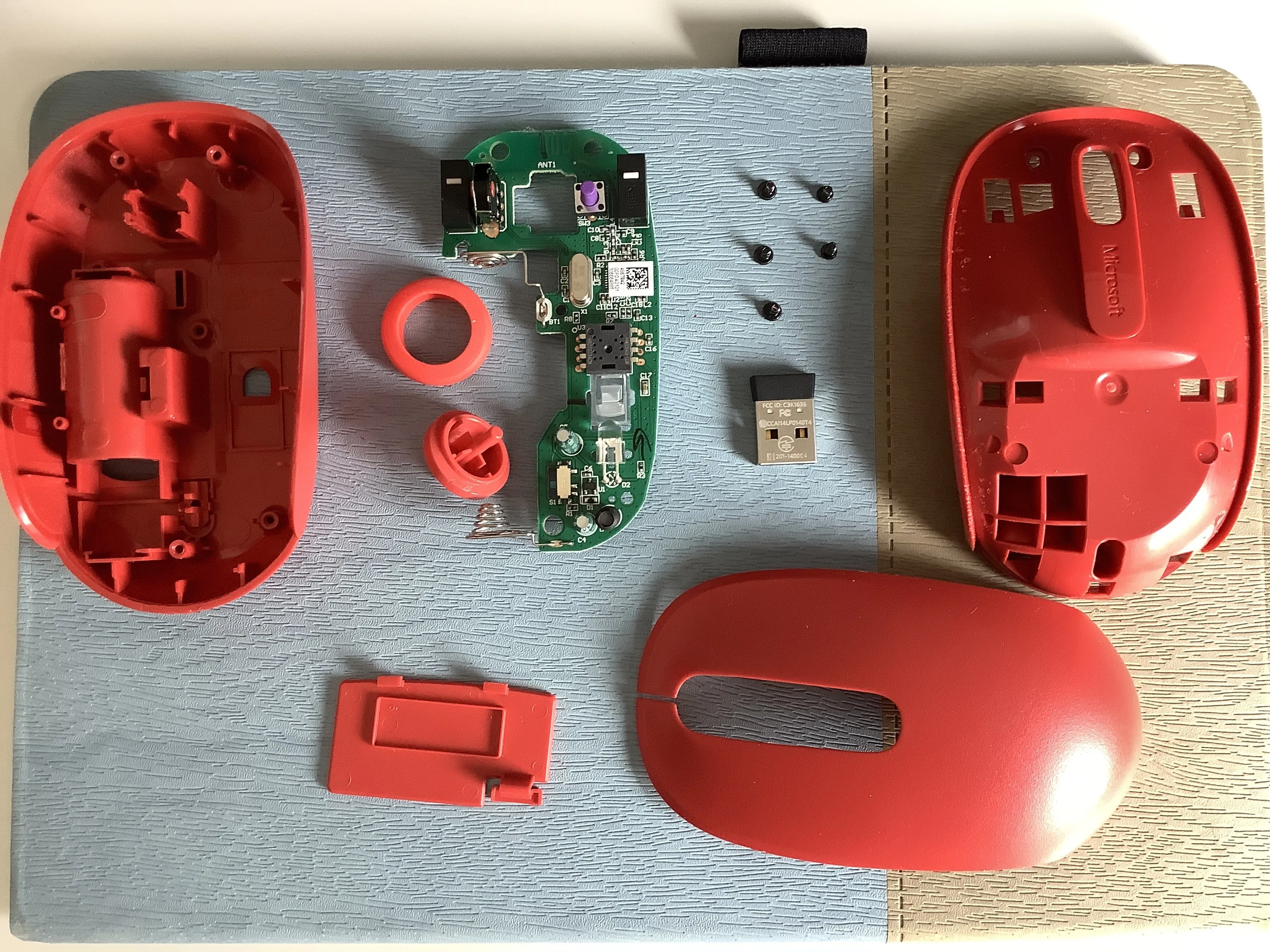 Microsoft Wireless Mobile Mouse 1850 Teardown, полная разборка: шаг 4, изображение 1 из 1