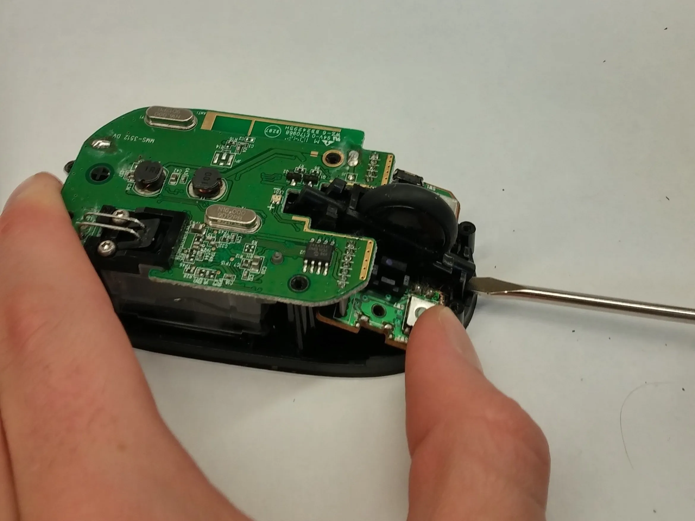 Microsoft Wireless Mobile Mouse 4000 Teardown, снятие колесика: шаг 5, изображение 1 из 2