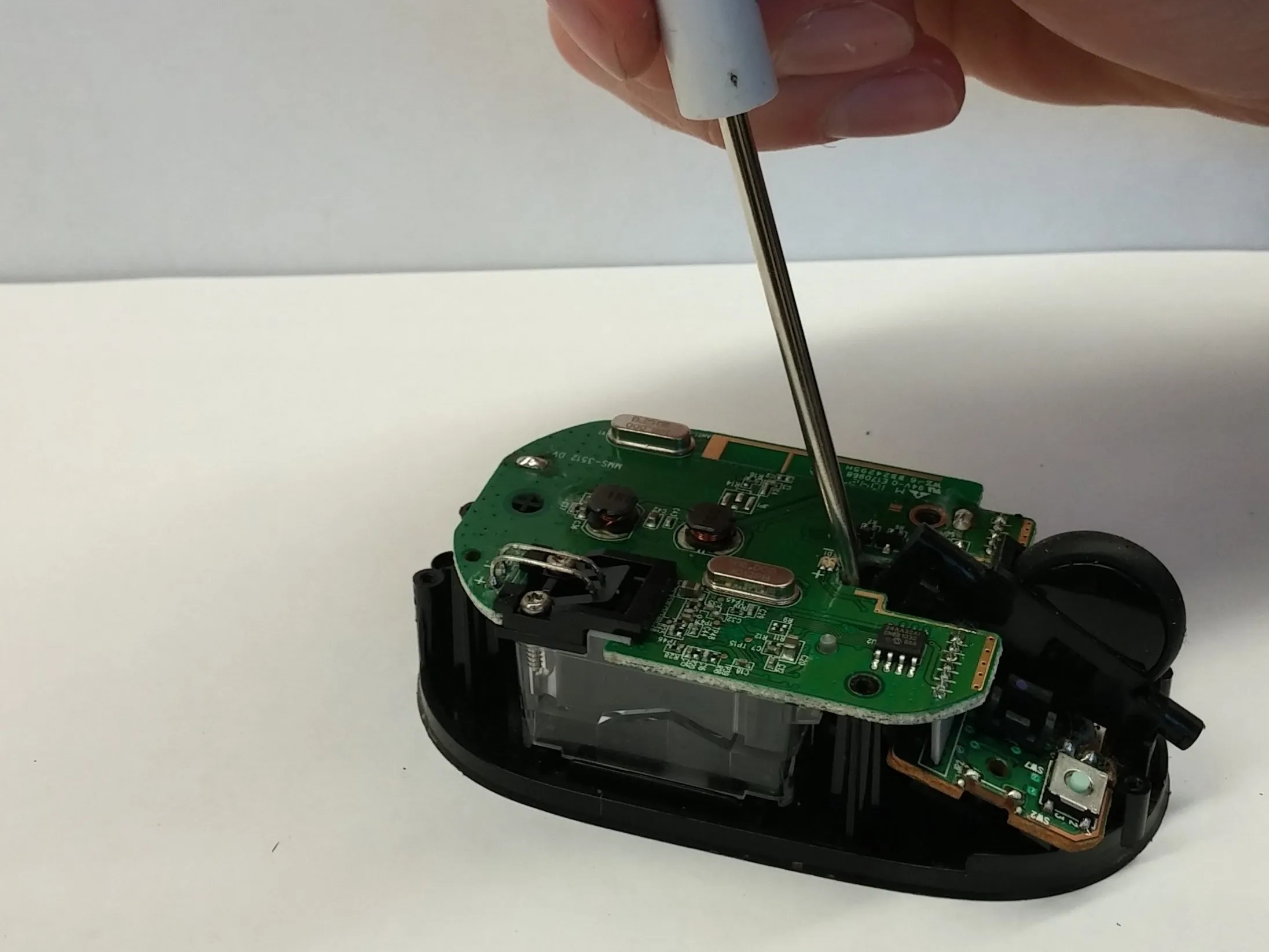 Microsoft Wireless Mobile Mouse 4000 Teardown, извлечение колесика: шаг 5, изображение 2 из 2