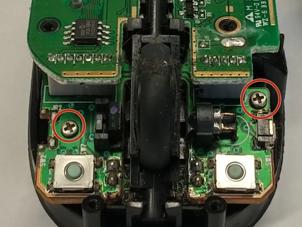 Microsoft Wireless Mobile Mouse 4000 Teardown, Отделите печатную плату от нижней пластиковой защиты: шаг 6, изображение 1 из 3