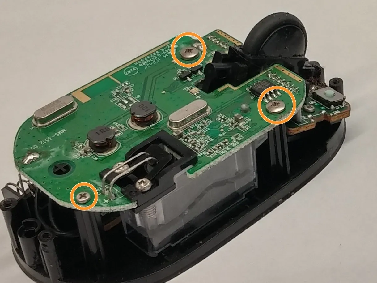 Microsoft Wireless Mobile Mouse 4000 Teardown, Отделите печатную плату от нижней пластиковой защиты: шаг 6, изображение 2 из 3