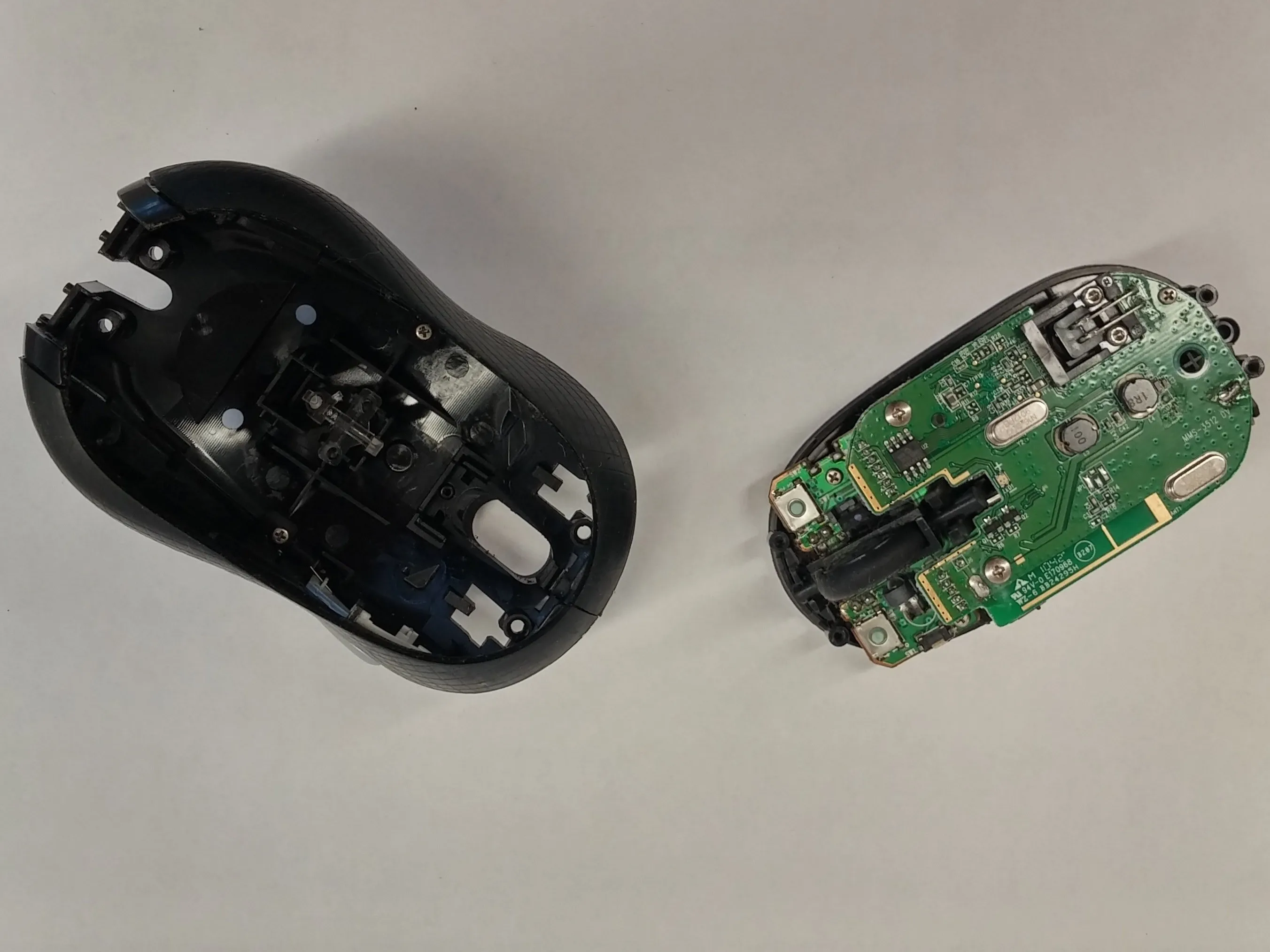 Microsoft Wireless Mobile Mouse 4000 Teardown, Разделение верхней и нижней половин: шаг 4, изображение 3 из 3