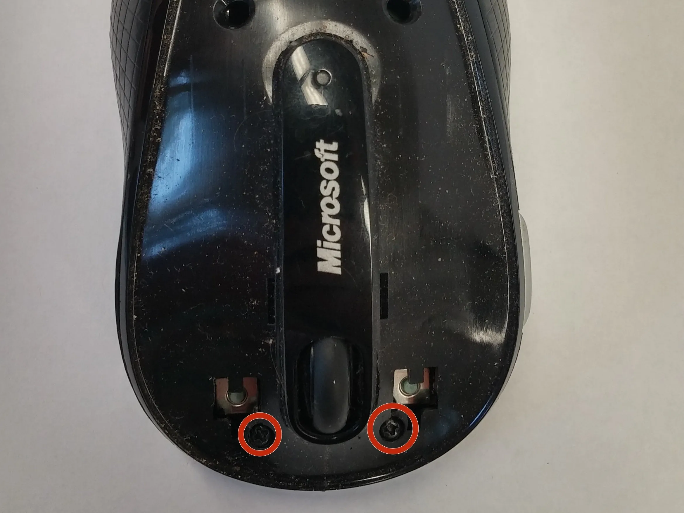 Microsoft Wireless Mobile Mouse 4000 Teardown, Открутите заднюю часть зажима.: шаг 3, изображение 1 из 2