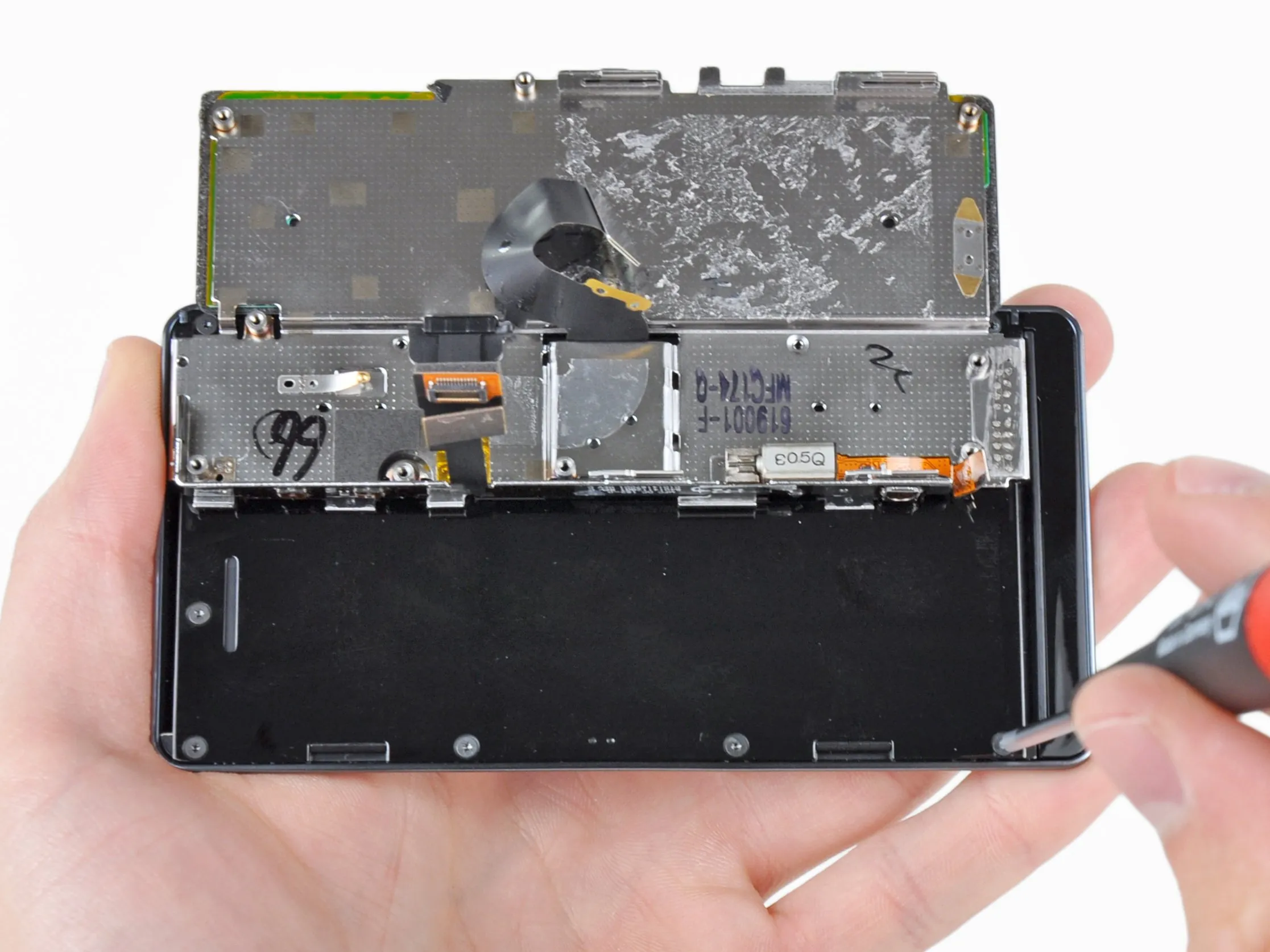 Motorola Droid 2 Teardown: шаг 18, изображение 2 из 3