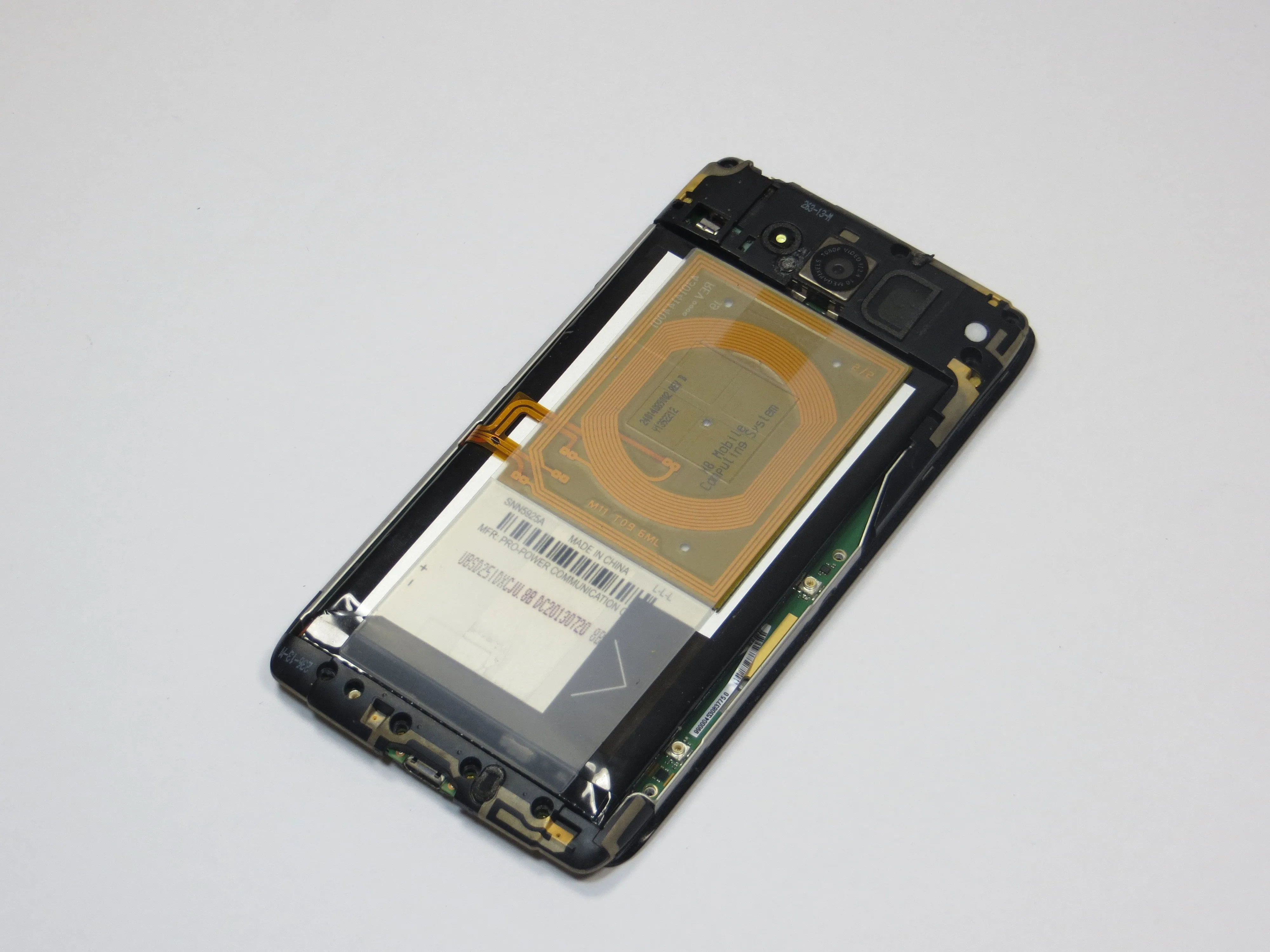 Motorola DROID MAXX Basic Teardown, снятие задней крышки: шаг 3, изображение 3 из 3