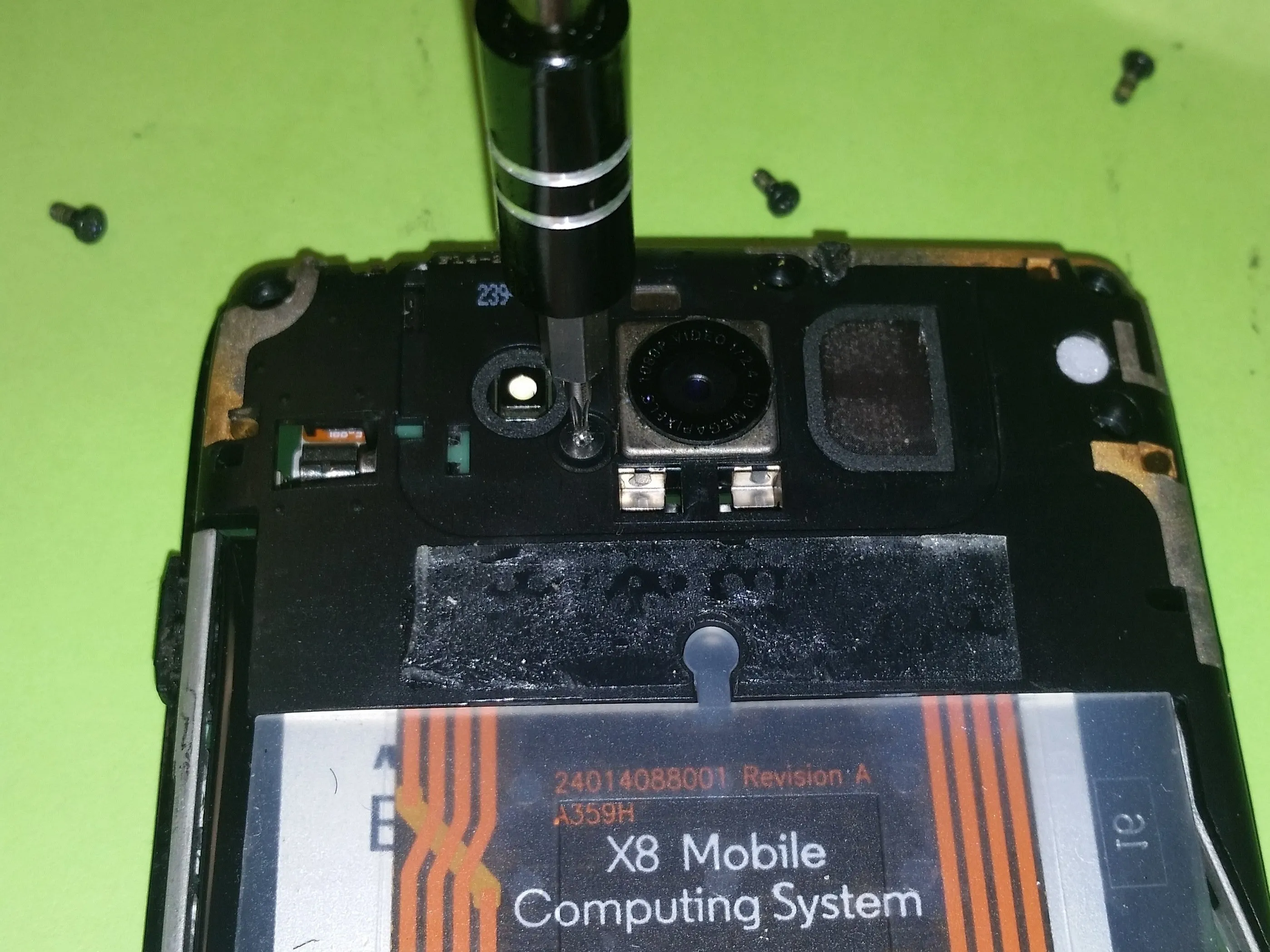 Motorola DROID MAXX Basic Teardown, снятие заднего корпуса камеры: шаг 4, изображение 3 из 3