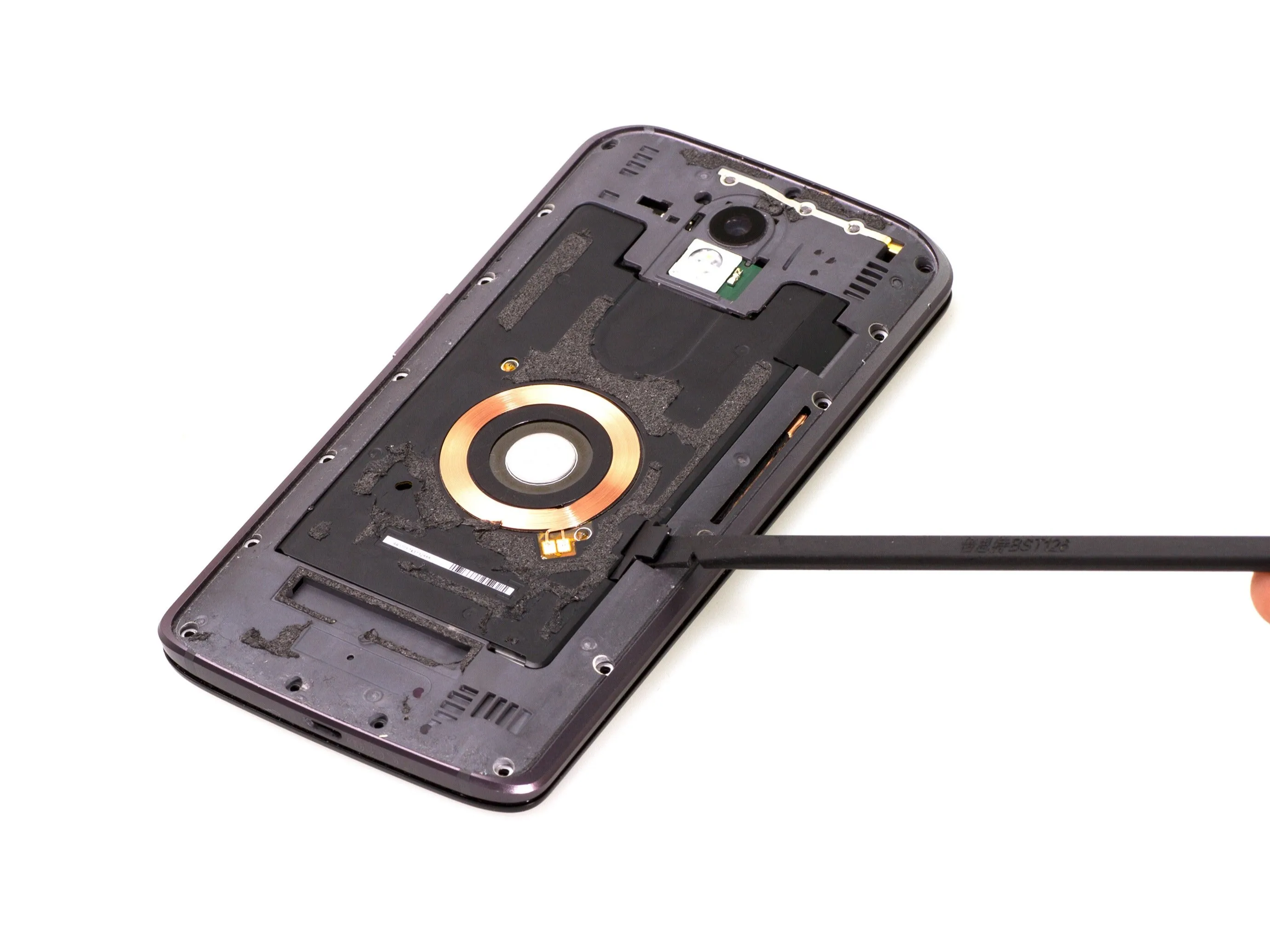 Motorola Moto X Force Teardown, извлечение средней рамки: шаг 4, изображение 2 из 3