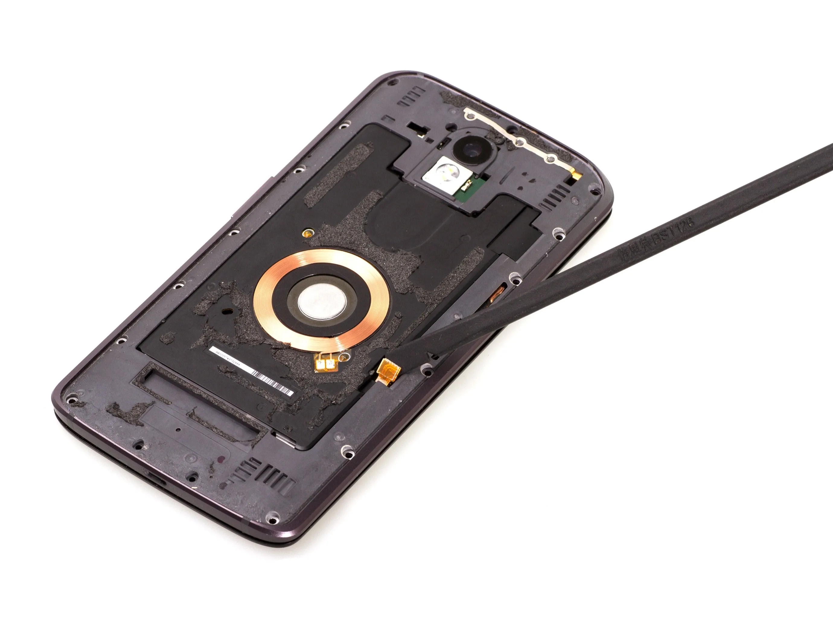 Motorola Moto X Force Teardown, извлечение средней рамки: шаг 4, изображение 3 из 3