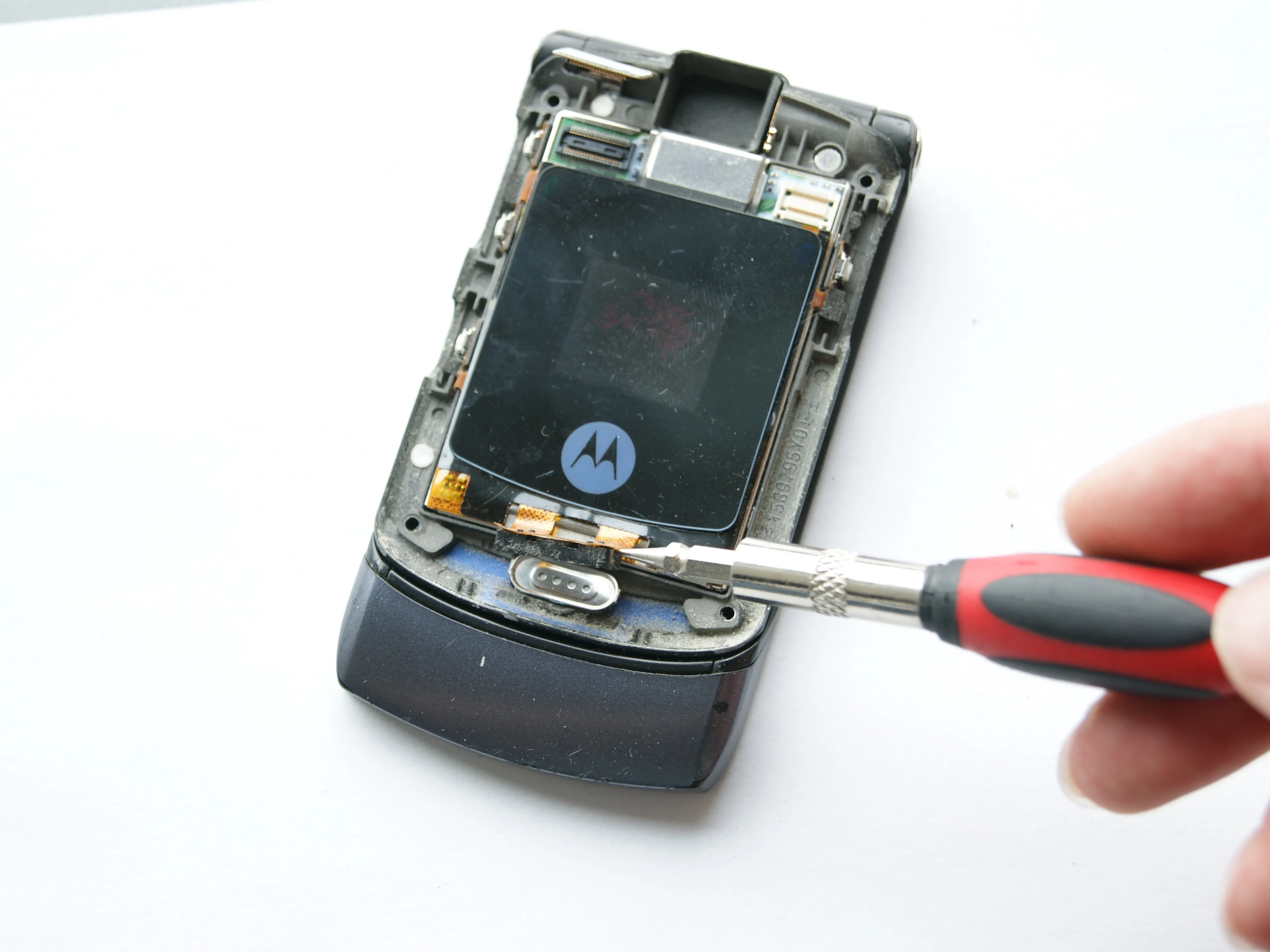 Motorola V3i Teardown: шаг 10, изображение 1 из 3