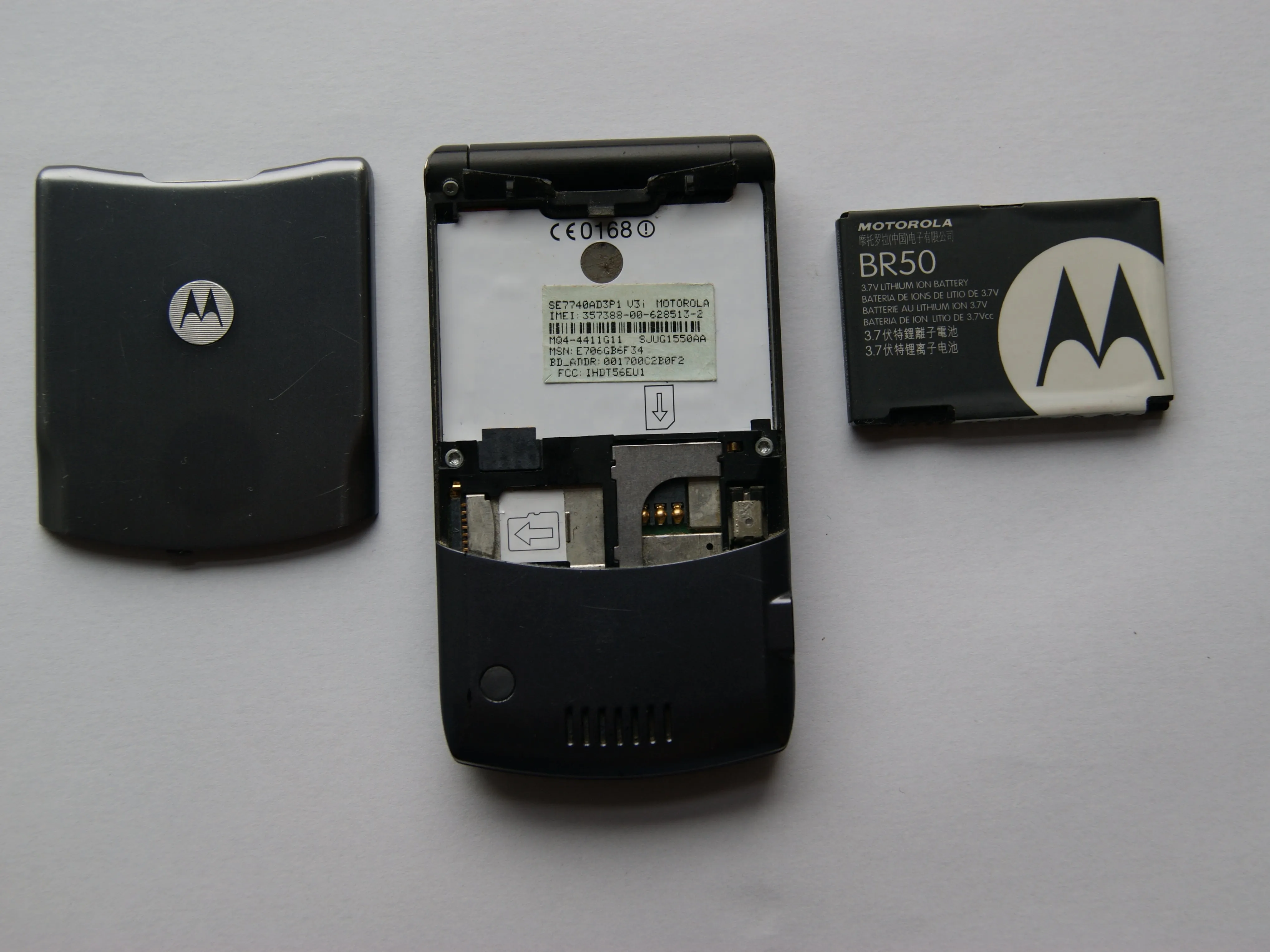 Motorola V3i Teardown: шаг 2, изображение 1 из 2