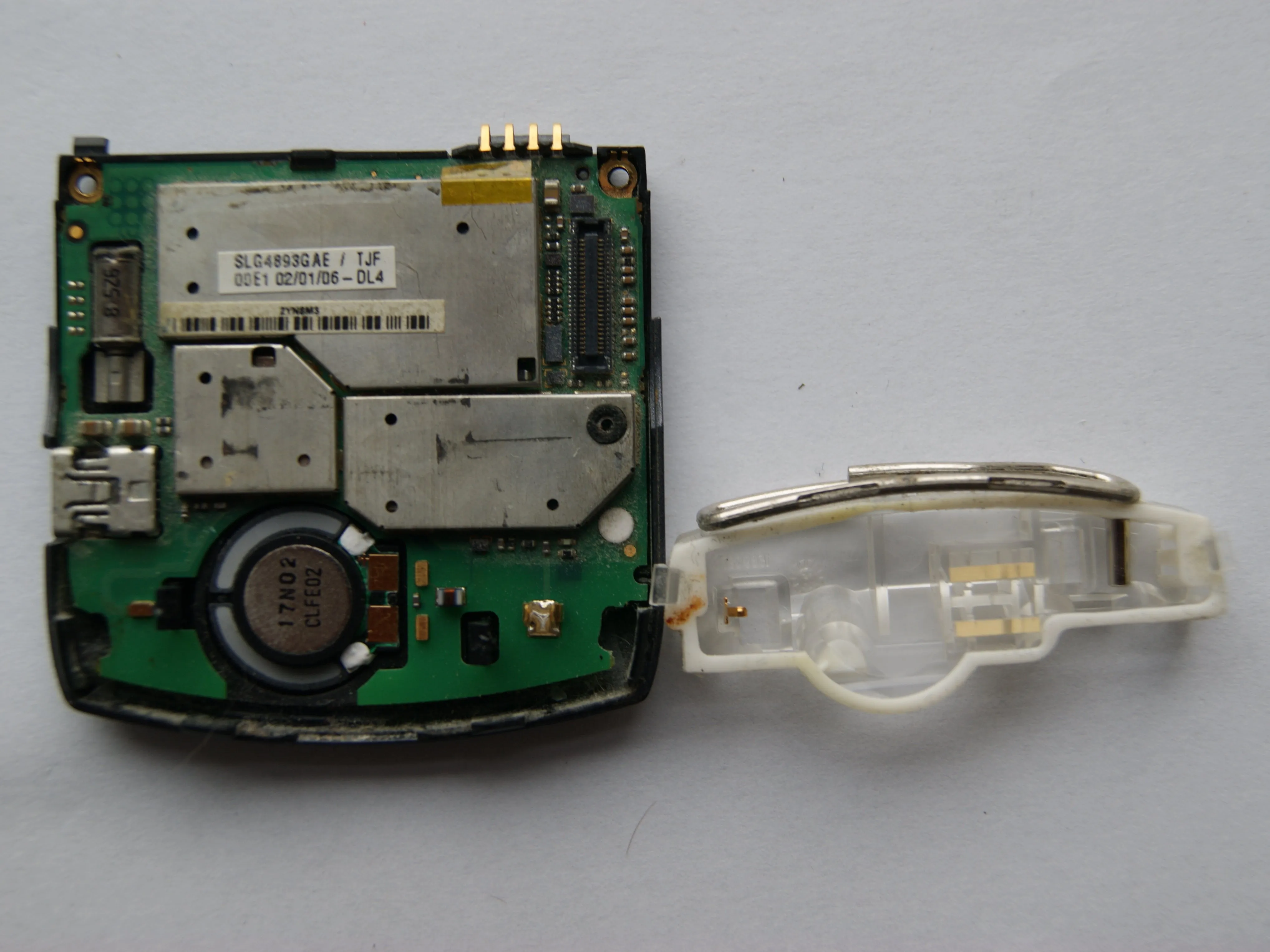 Motorola V3i Teardown: шаг 4, изображение 2 из 3