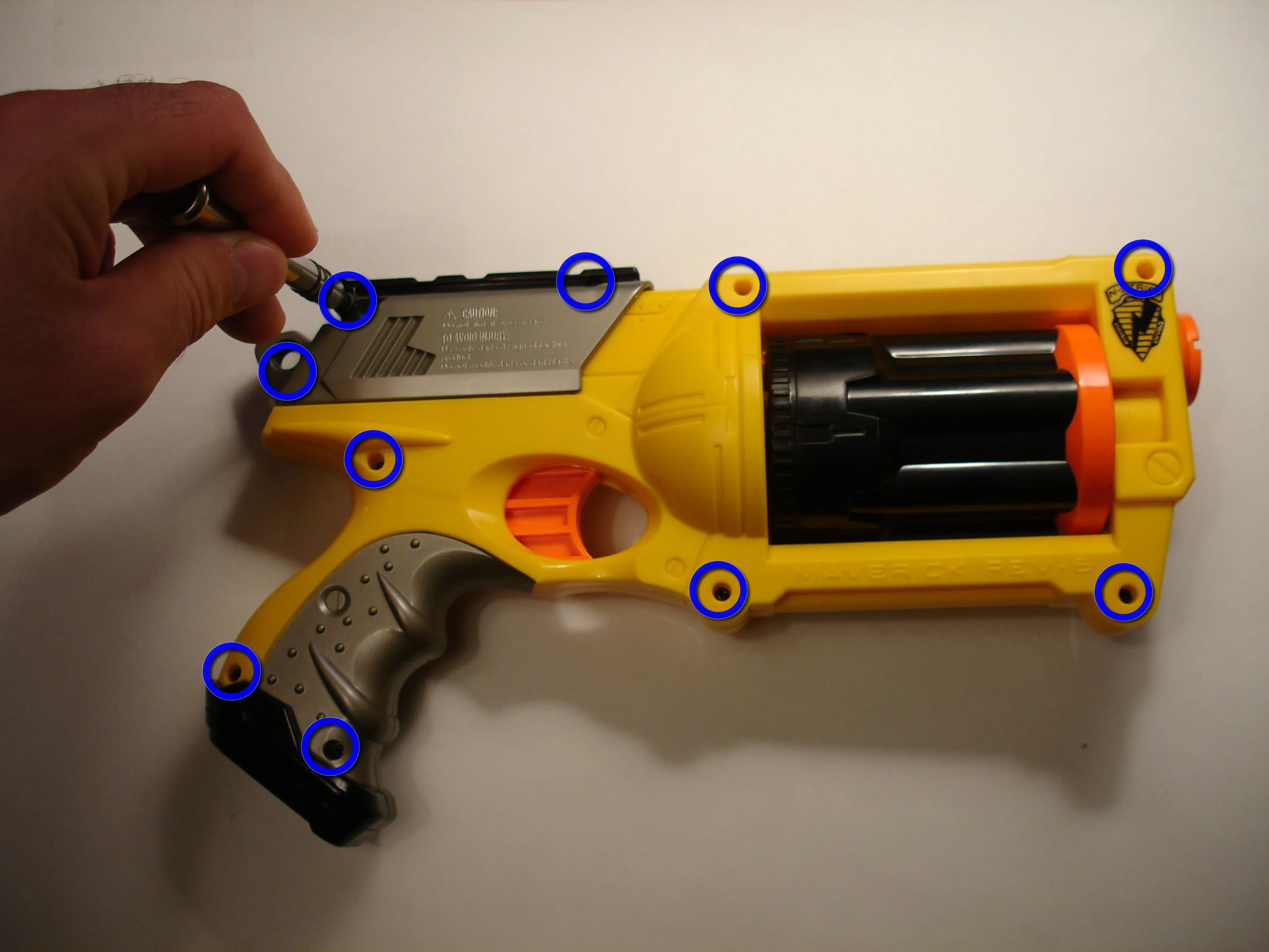 Nerf N-Strike Maverick Teardown: шаг 2, изображение 1 из 1