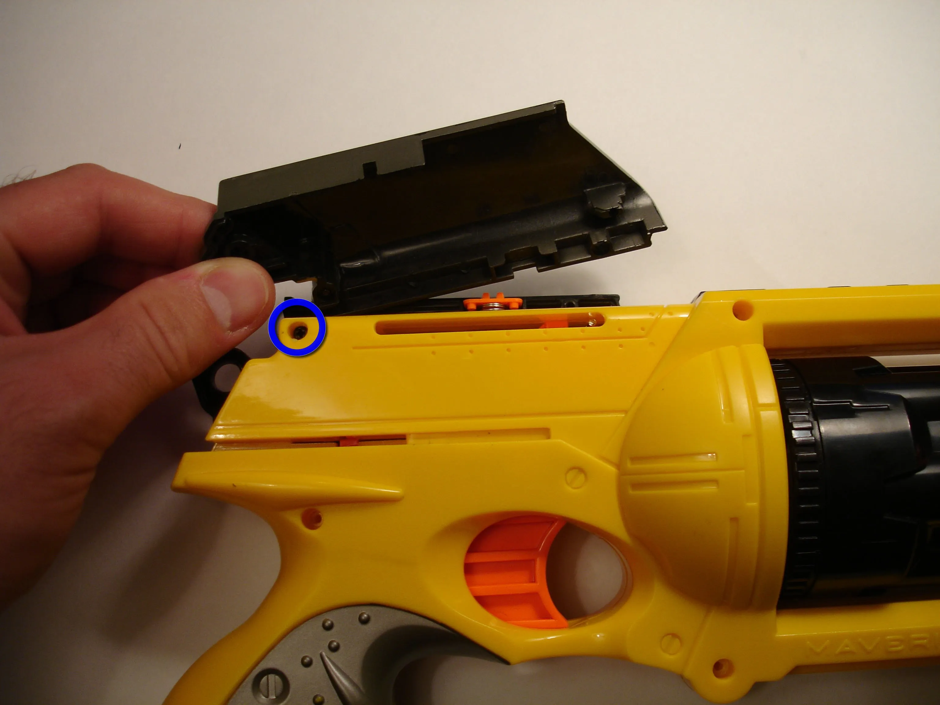 Nerf N-Strike Maverick Teardown: шаг 3, изображение 1 из 3