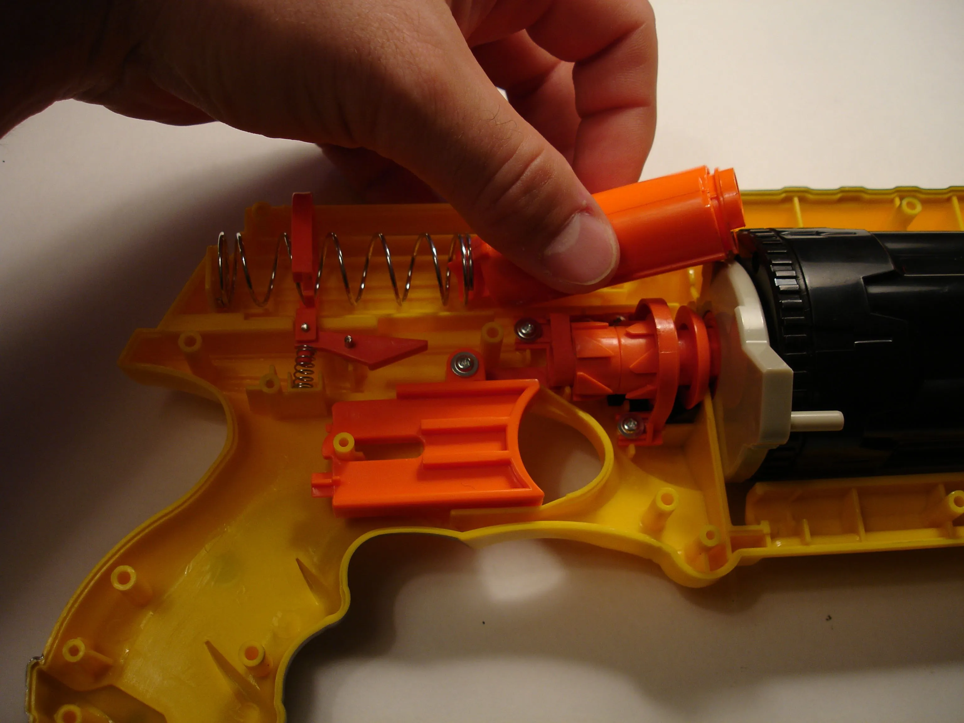 Nerf N-Strike Maverick Teardown: шаг 6, изображение 1 из 2