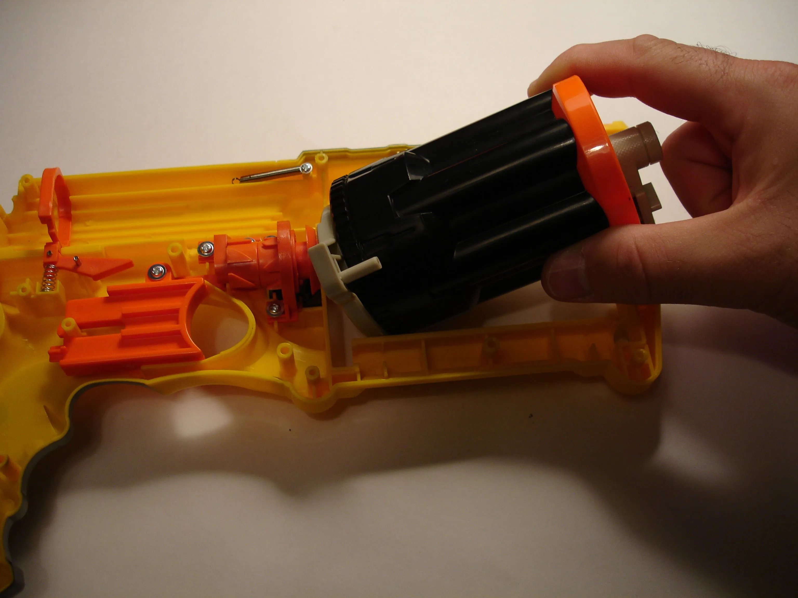 Nerf N-Strike Maverick Teardown: шаг 6, изображение 2 из 2