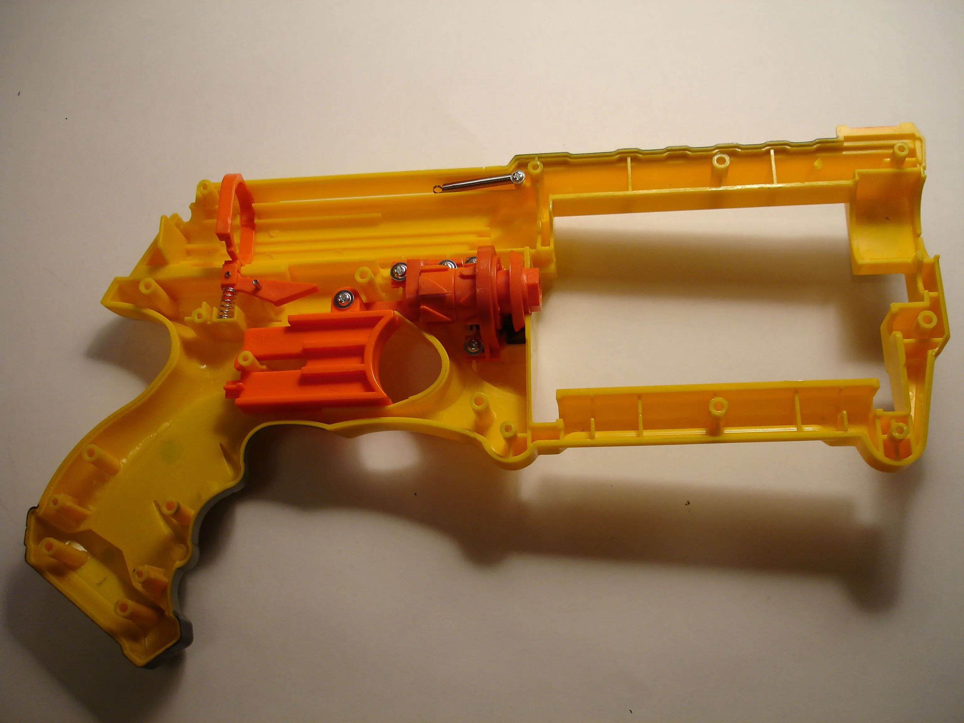 Nerf N-Strike Maverick Teardown: шаг 7, изображение 1 из 2