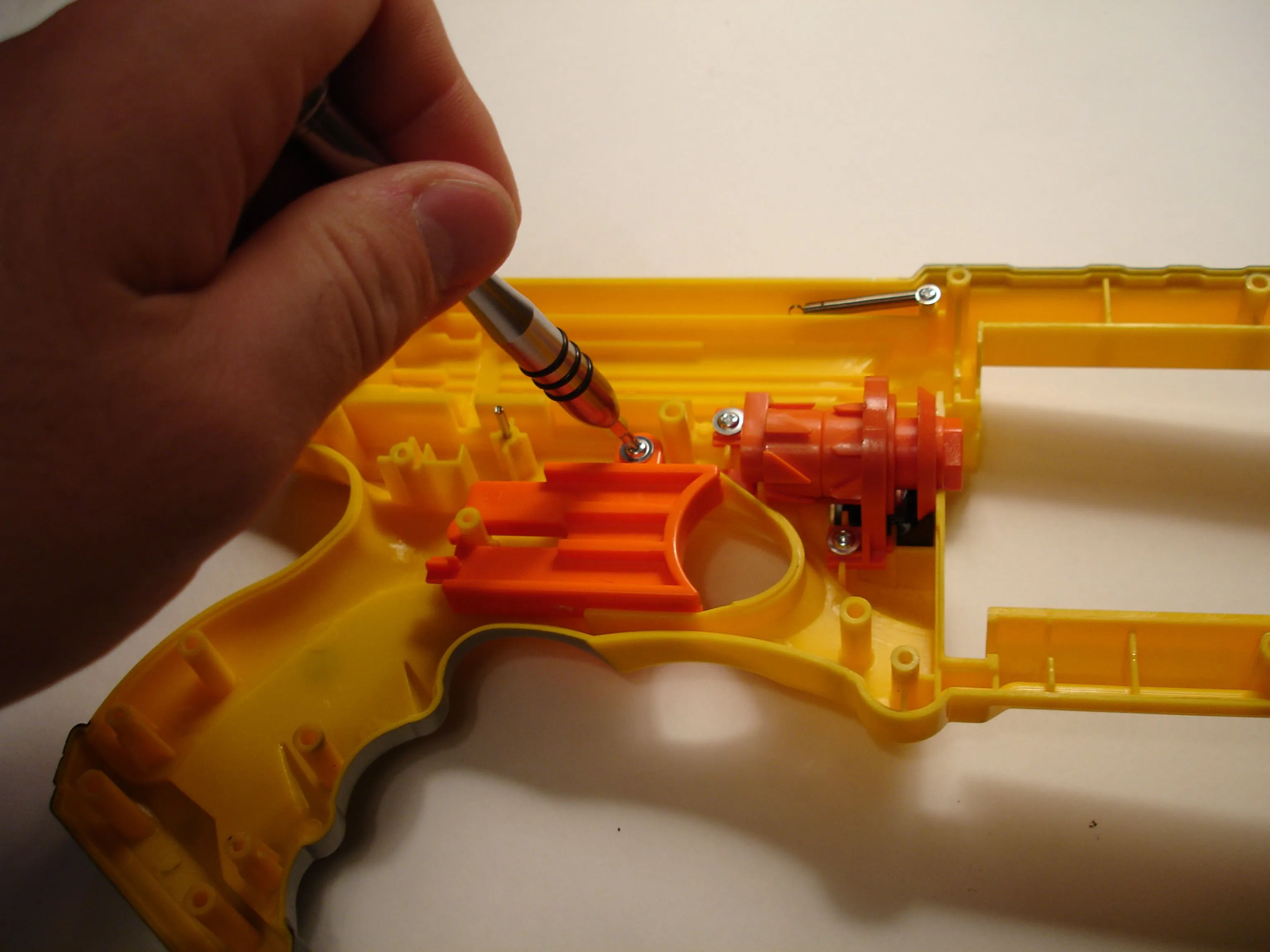 Nerf N-Strike Maverick Teardown: шаг 7, изображение 2 из 2