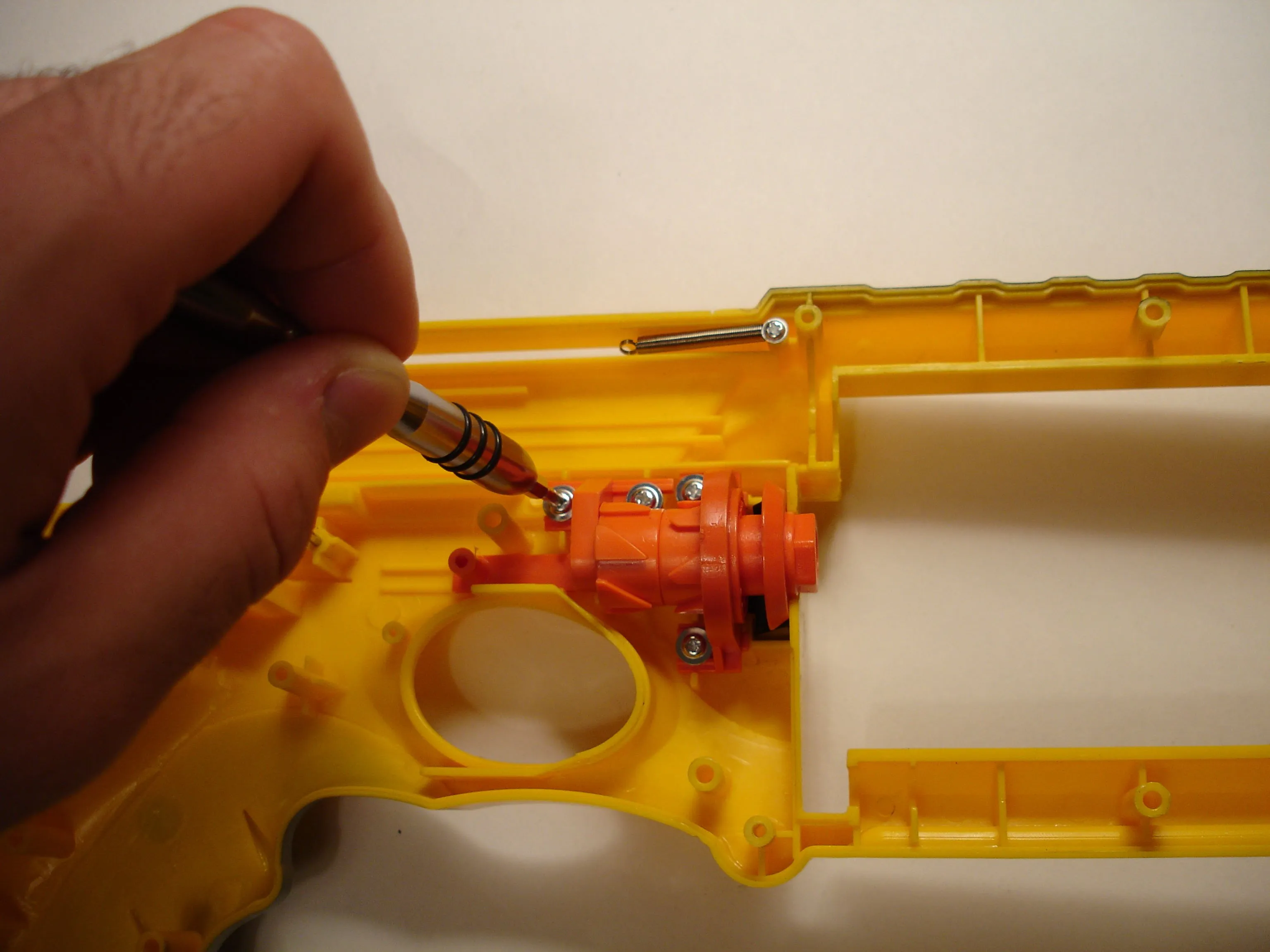 Nerf N-Strike Maverick Teardown: шаг 8, изображение 2 из 3