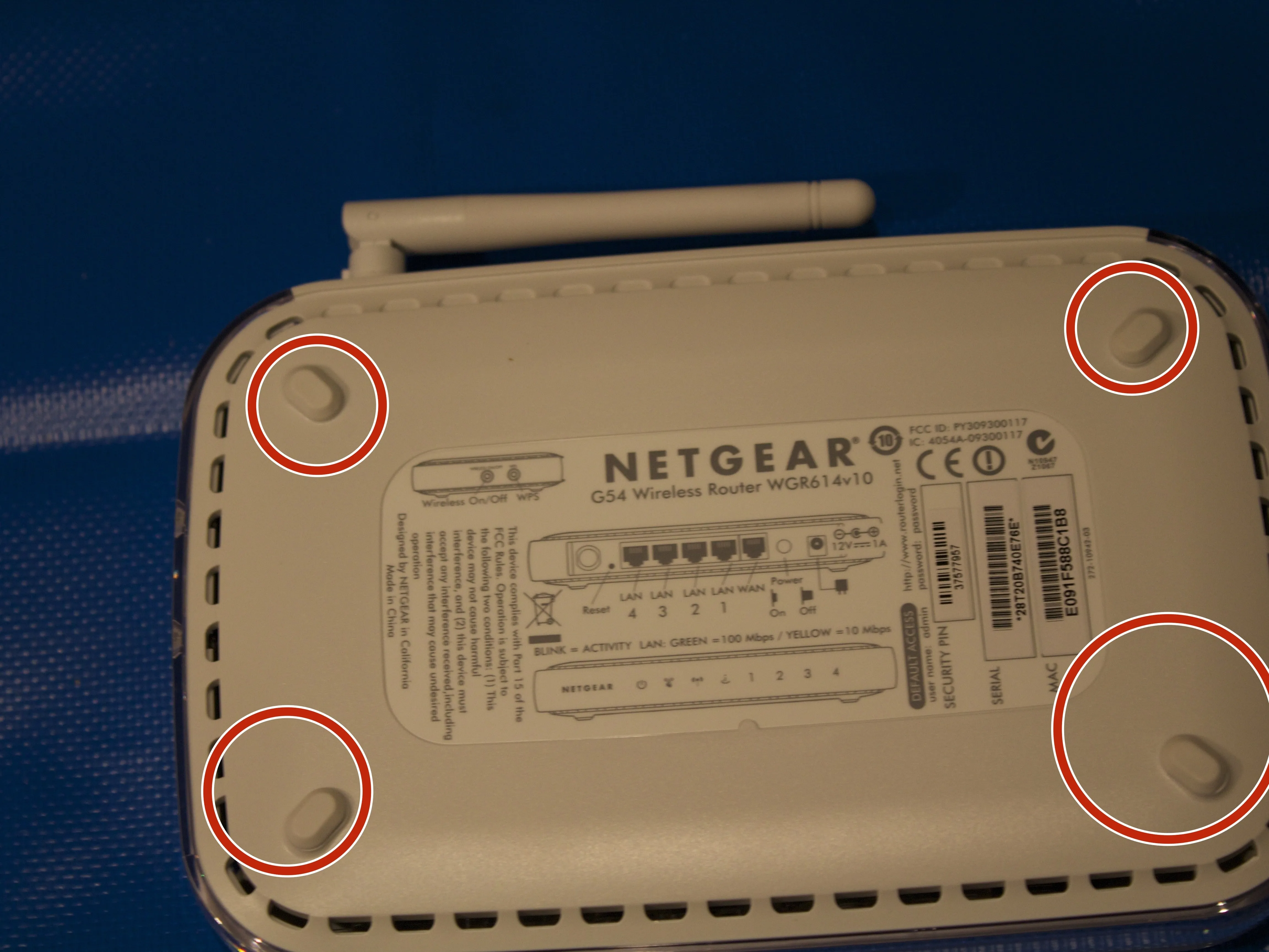 Разборка беспроводного маршрутизатора Netgear G54, беспроводной маршрутизатор NetGear G54: шаг 1, изображение 2 из 3