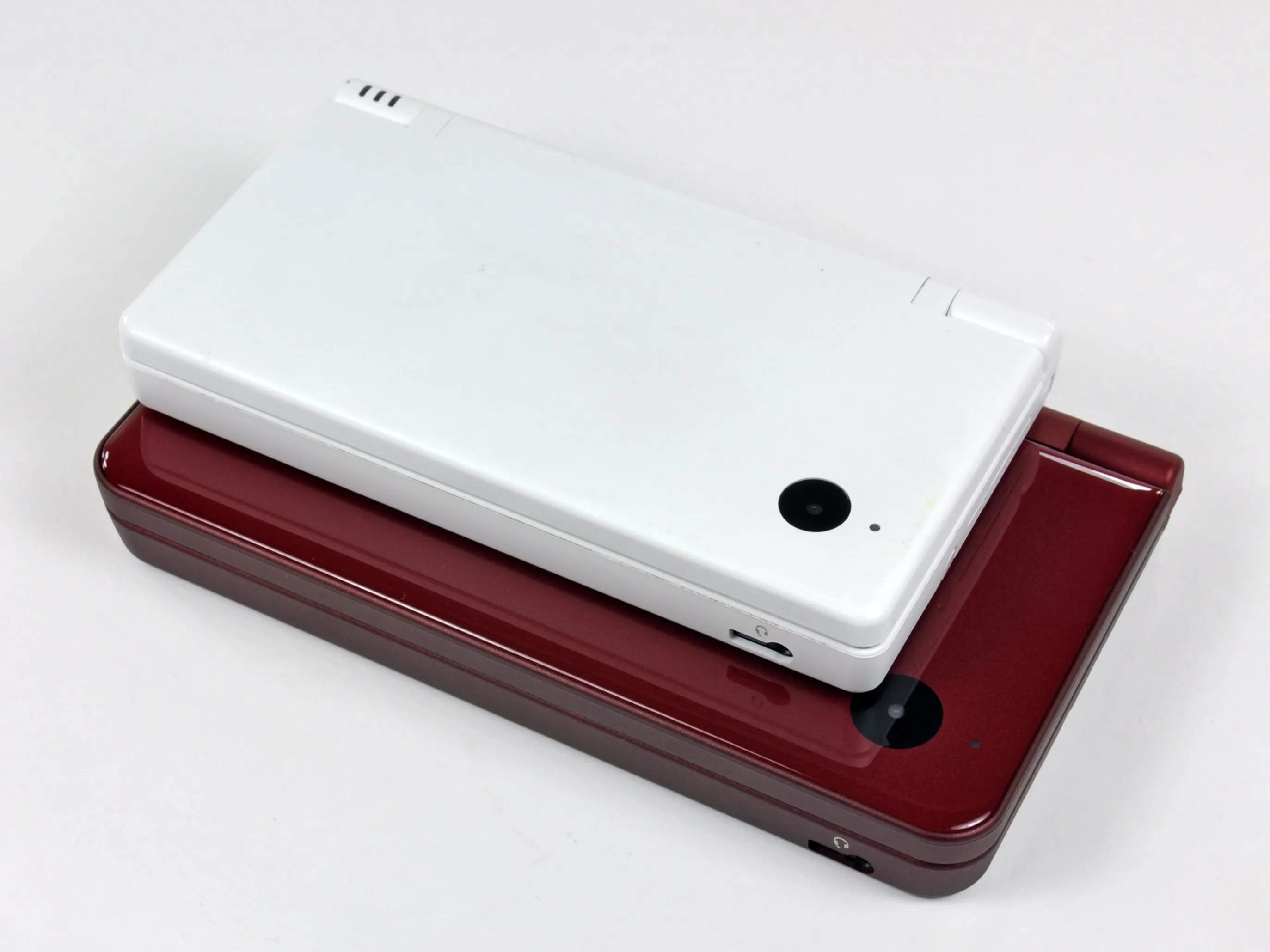 Разборка Nintendo DSi XL: шаг 3, изображение 1 из 3