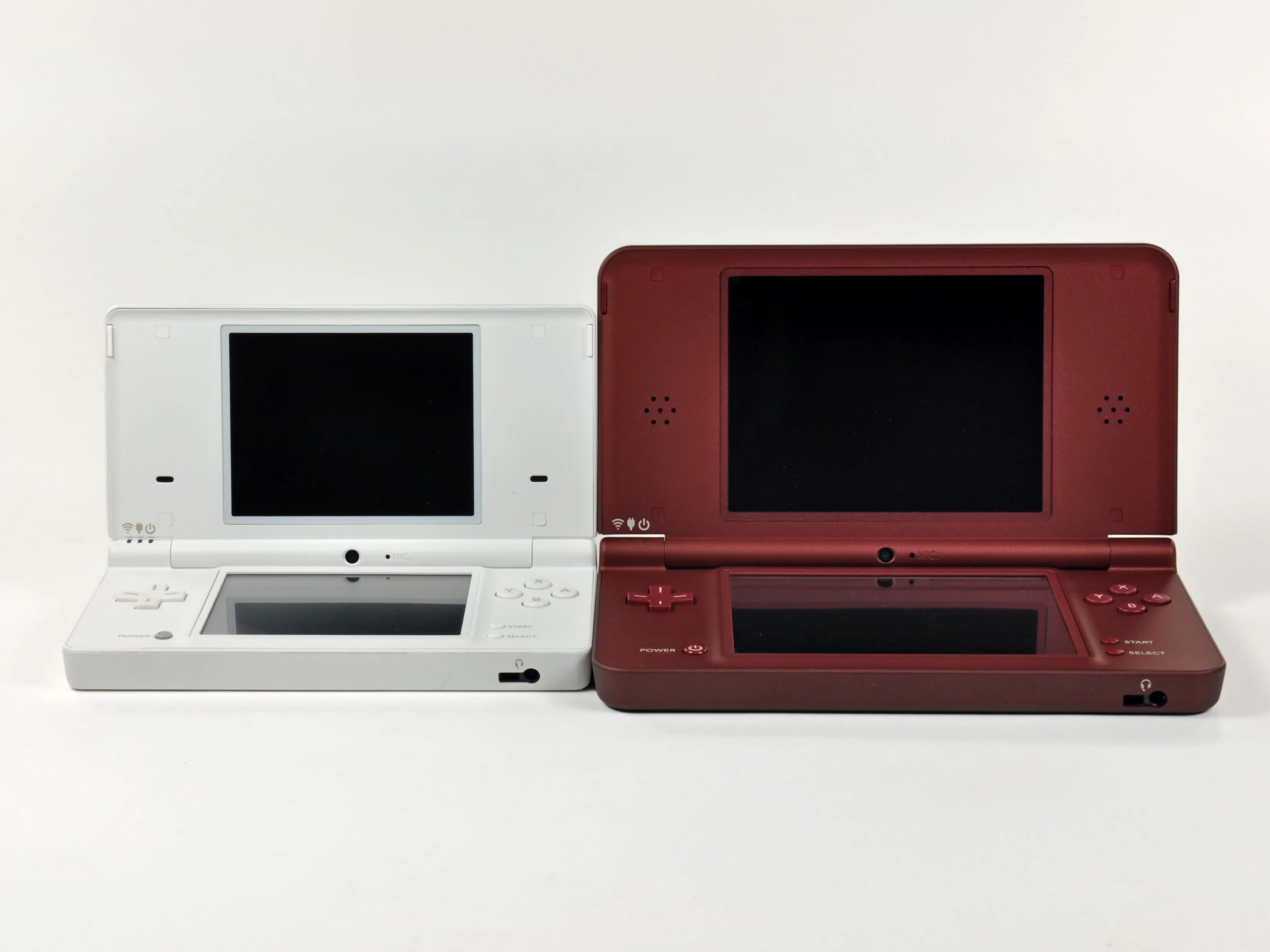 Разборка Nintendo DSi XL: шаг 3, изображение 2 из 3