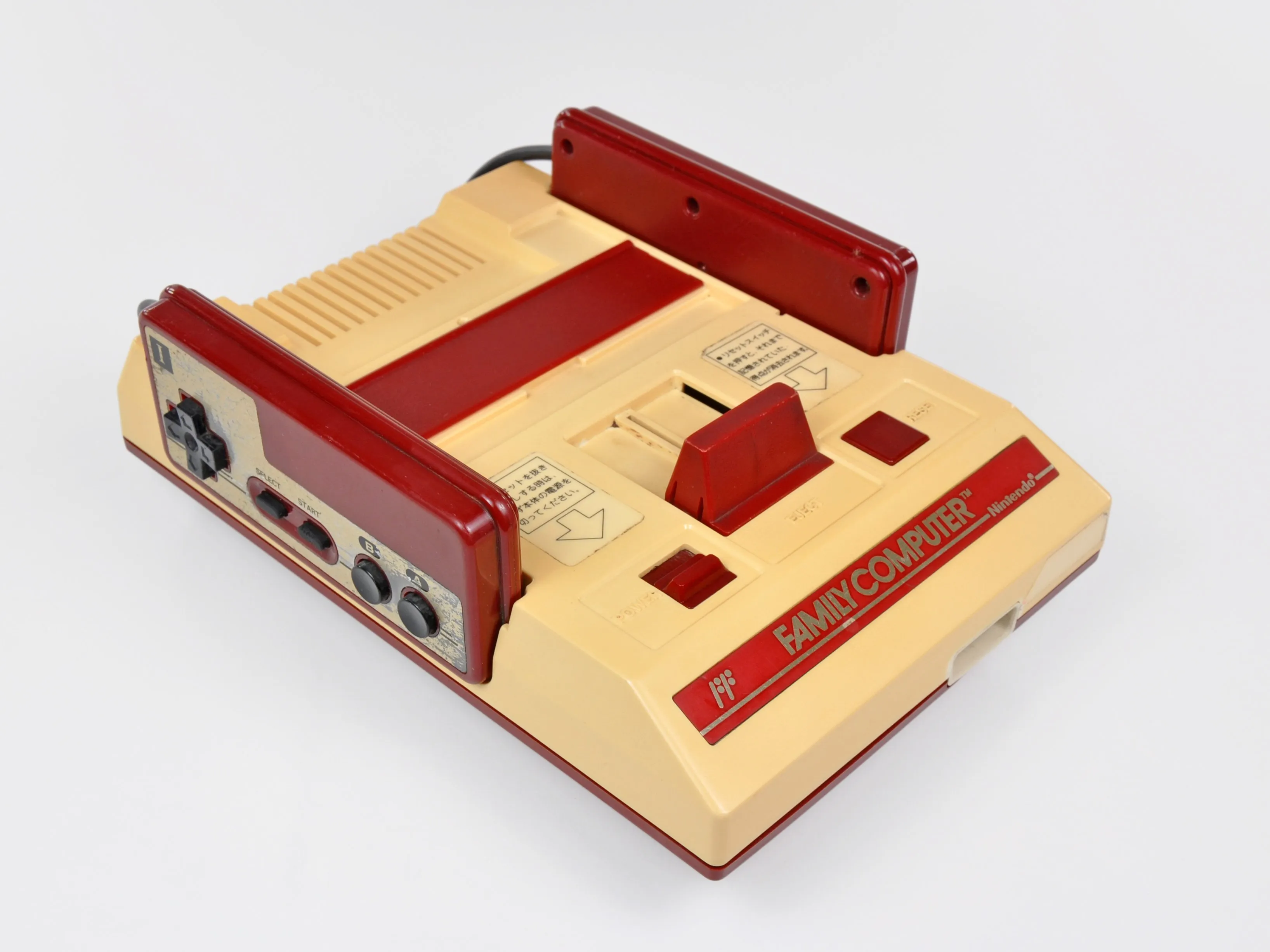 Разборка семейного компьютера Nintendo (Famicom), Разборка семейного компьютера Nintendo (Famicom): шаг 1, изображение 1 из 2