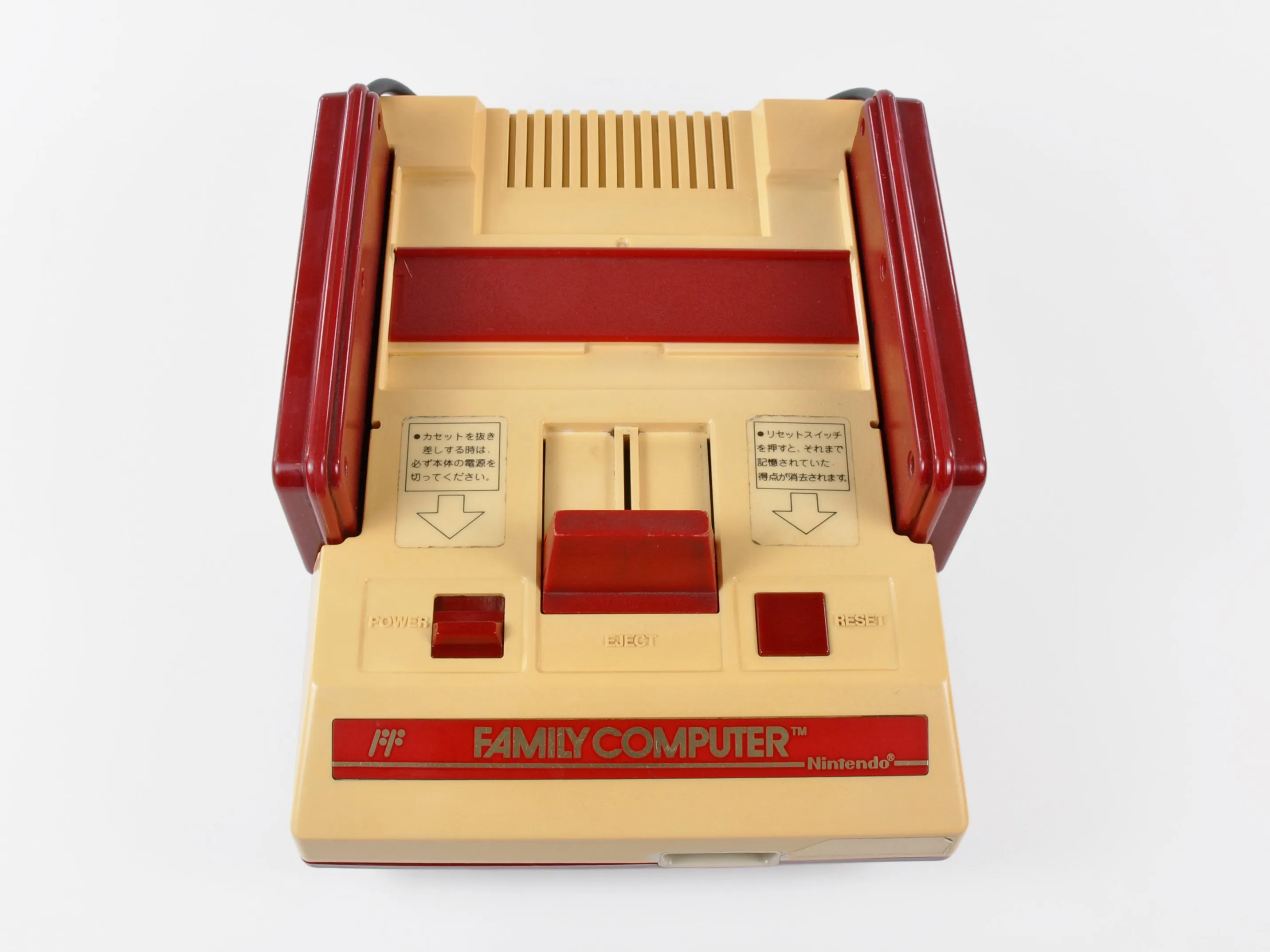 Nintendo Family Computer (Famicom) Teardown, Nintendo Family Computer (Famicom) Teardown: шаг 1, изображение 2 из 2