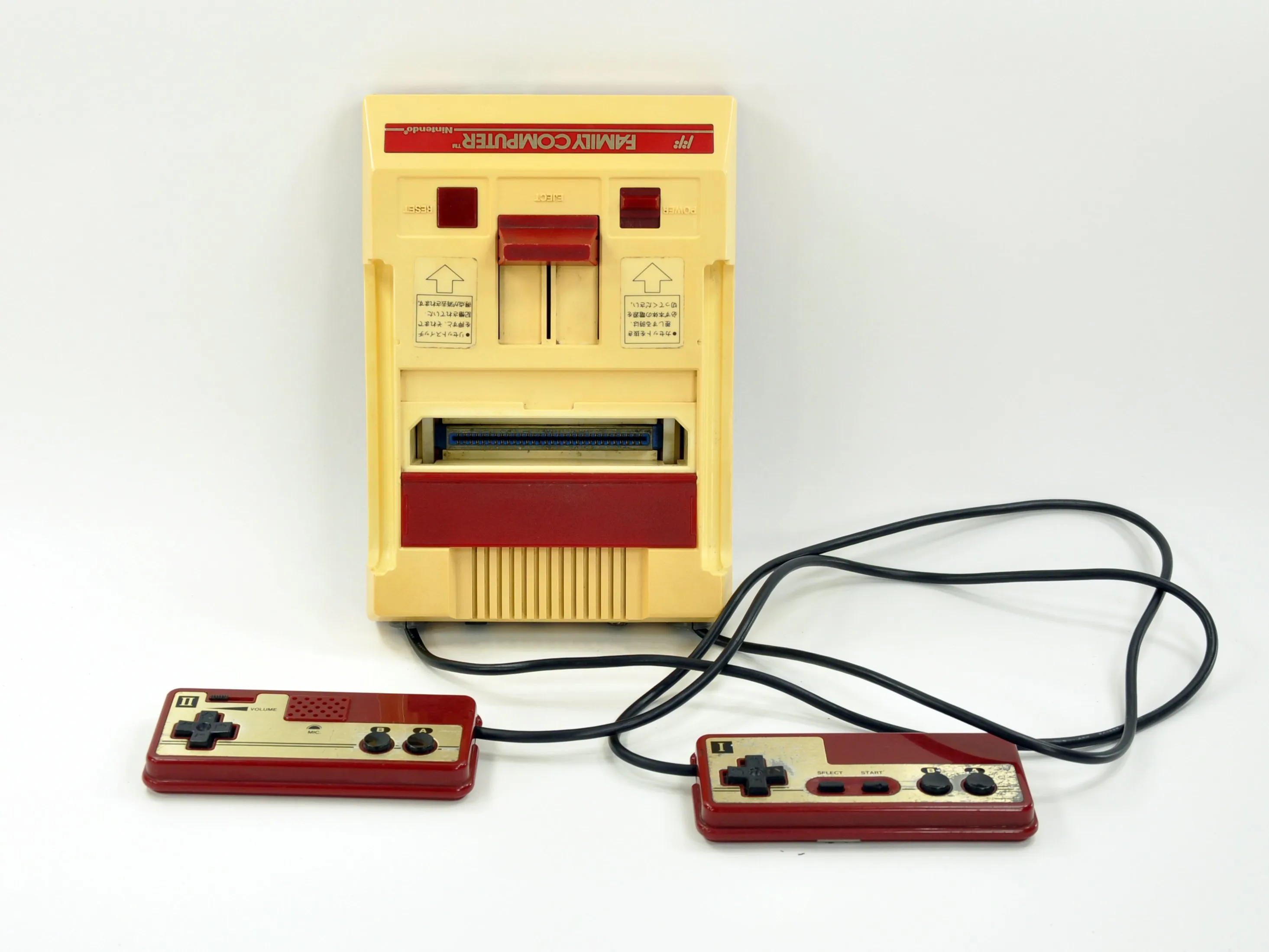 Разборка Nintendo Family Computer (Famicom): шаг 2, изображение 2 из 2