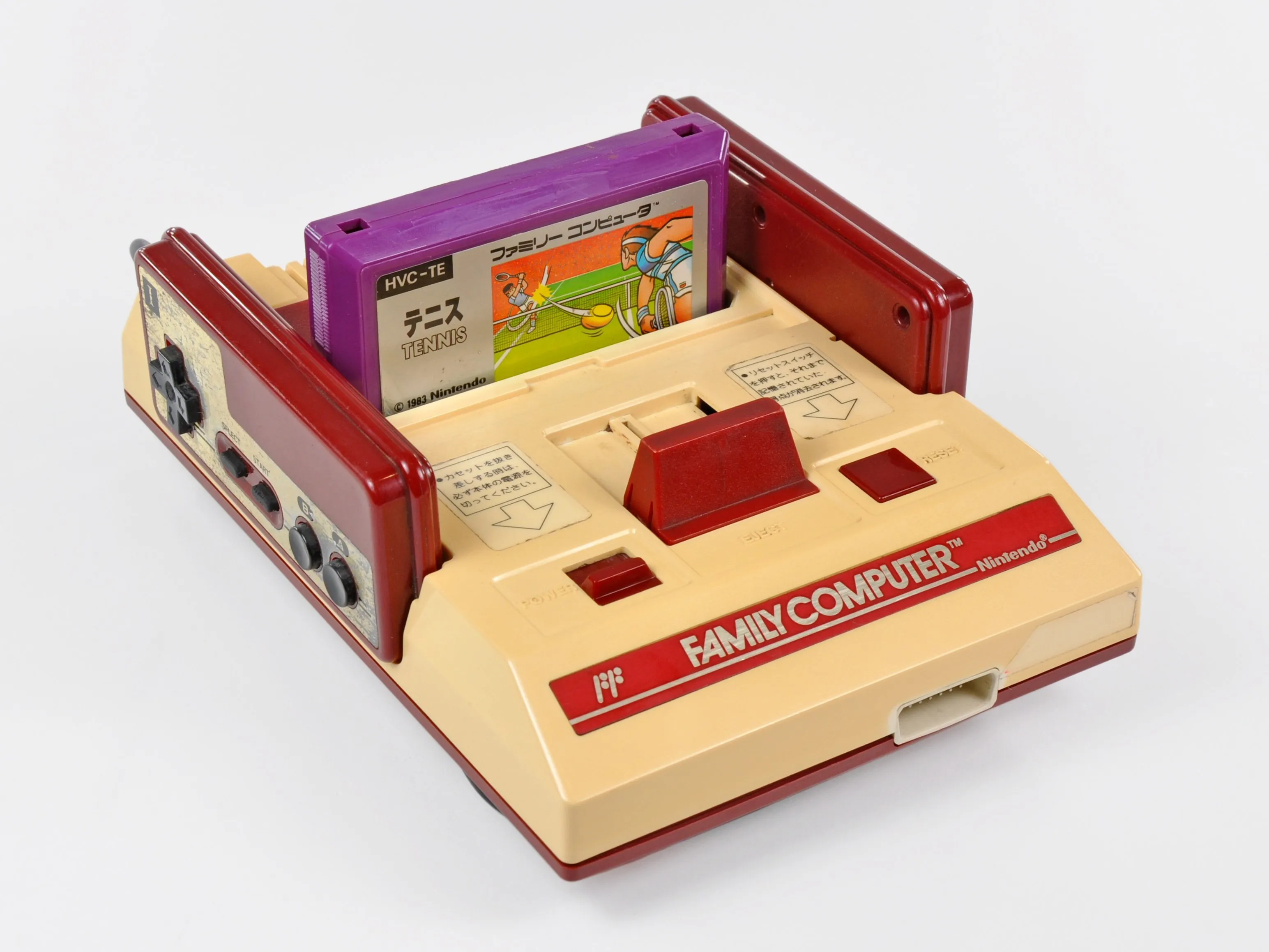 Разборка Nintendo Family Computer (Famicom): шаг 3, изображение 1 из 2