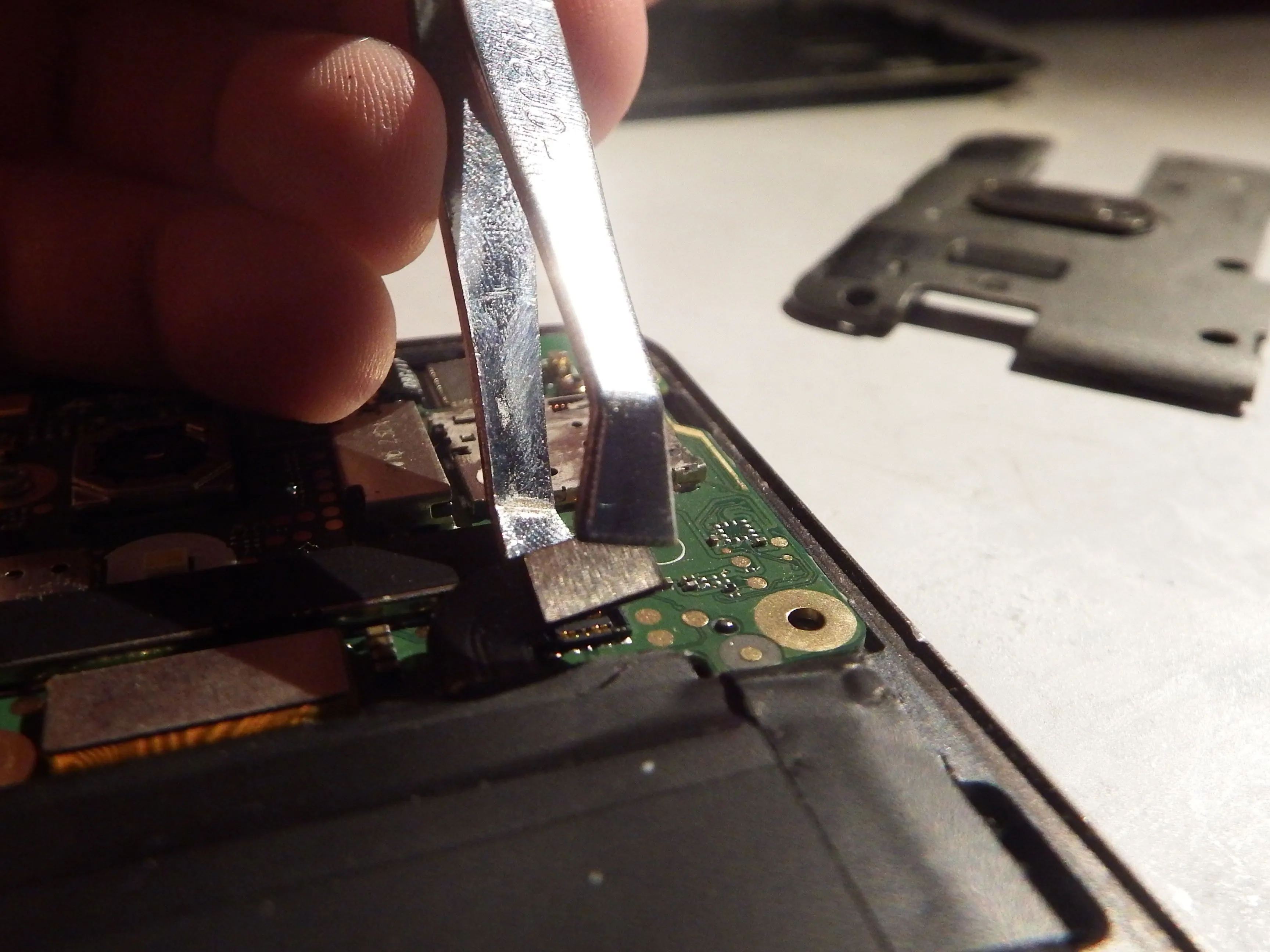 Nokia 2 Teardown, давайте's dig more in! Detach all flex cable in the phone: step 7, image 1 of 2