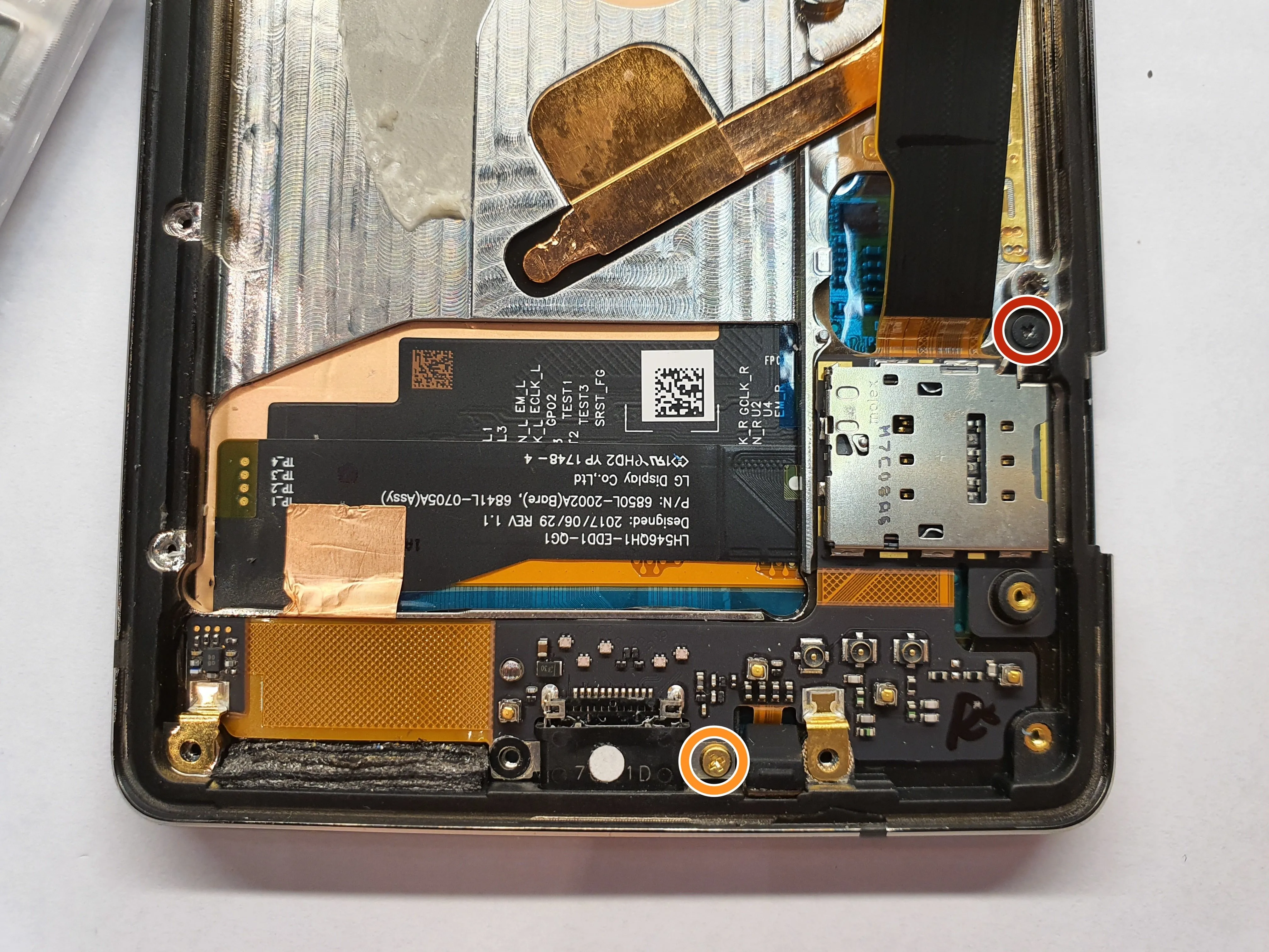 Nokia 8 Sirocco Teardown, плата зарядки: шаг 6, изображение 1 из 2