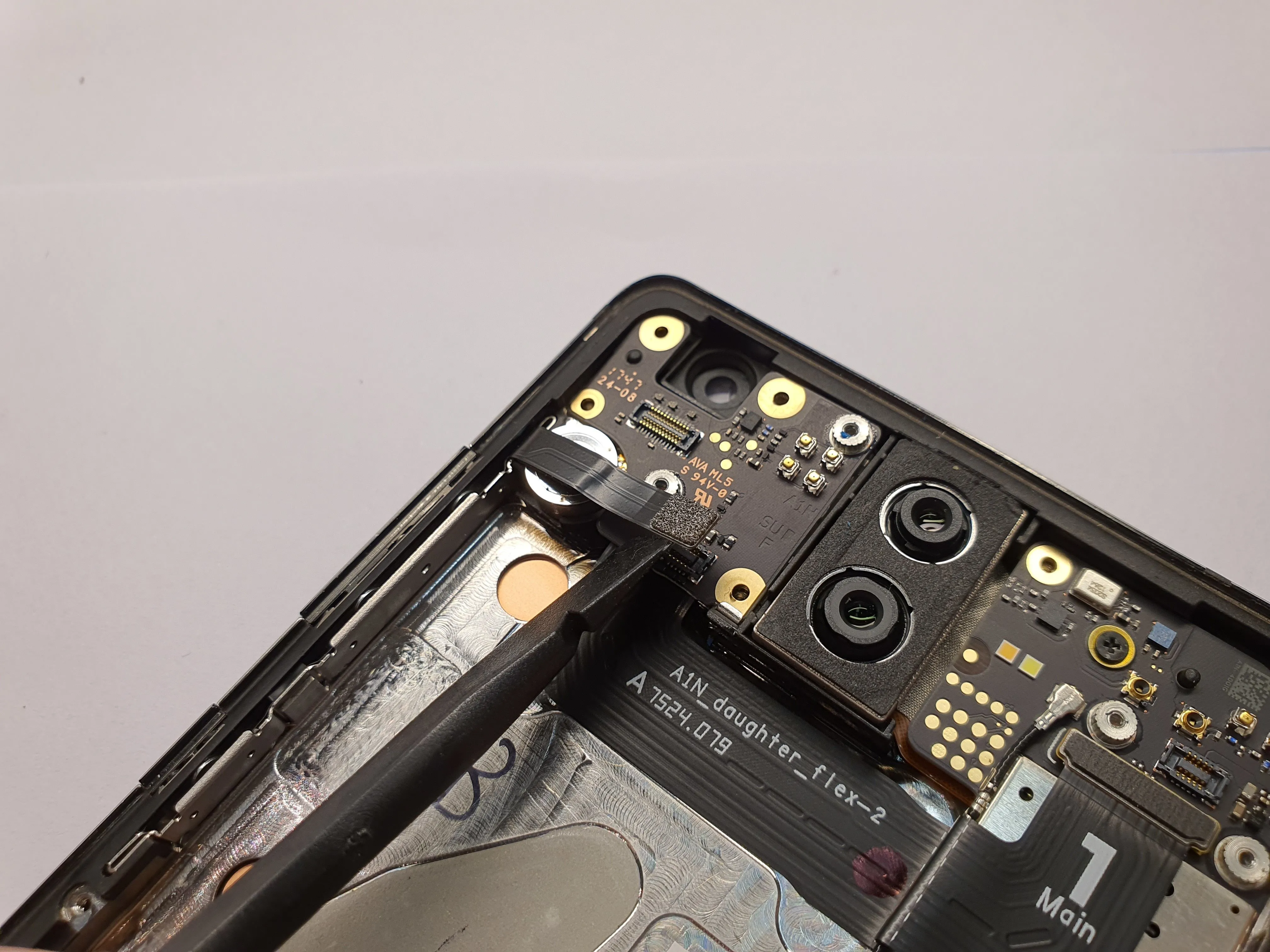 Nokia 8 Sirocco Teardown, дочерняя плата: шаг 4, изображение 1 из 3