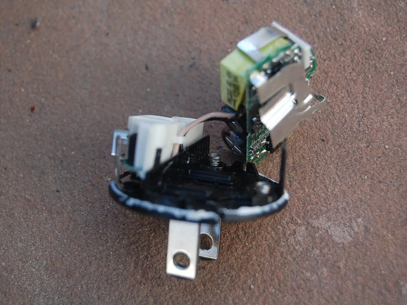 Nokia AC-16U USB Power Adapter Teardown, What's Inside?: step 2, image 1 of 3