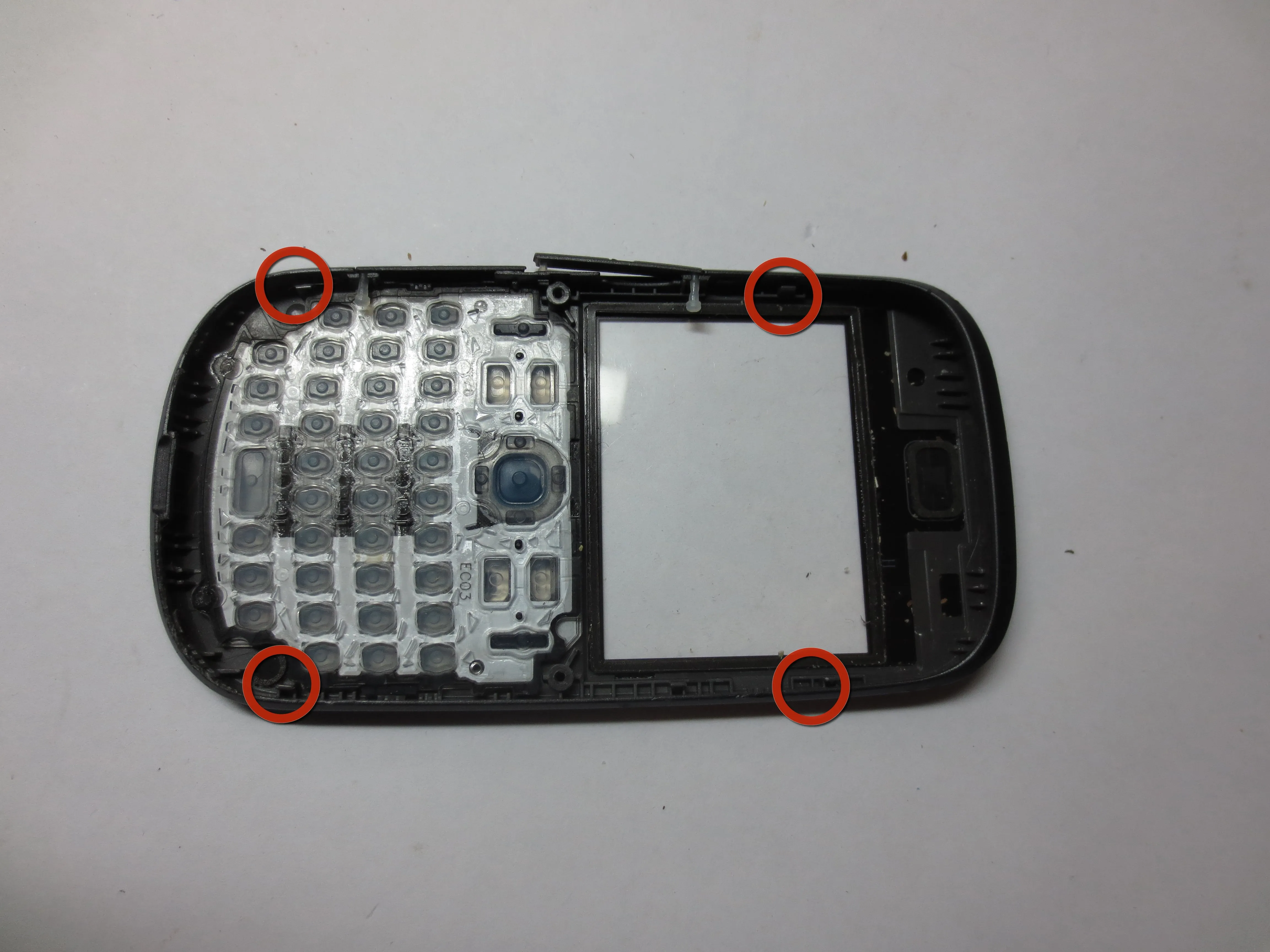 Nokia Asha 200 Teardown: шаг 2, изображение 2 из 3