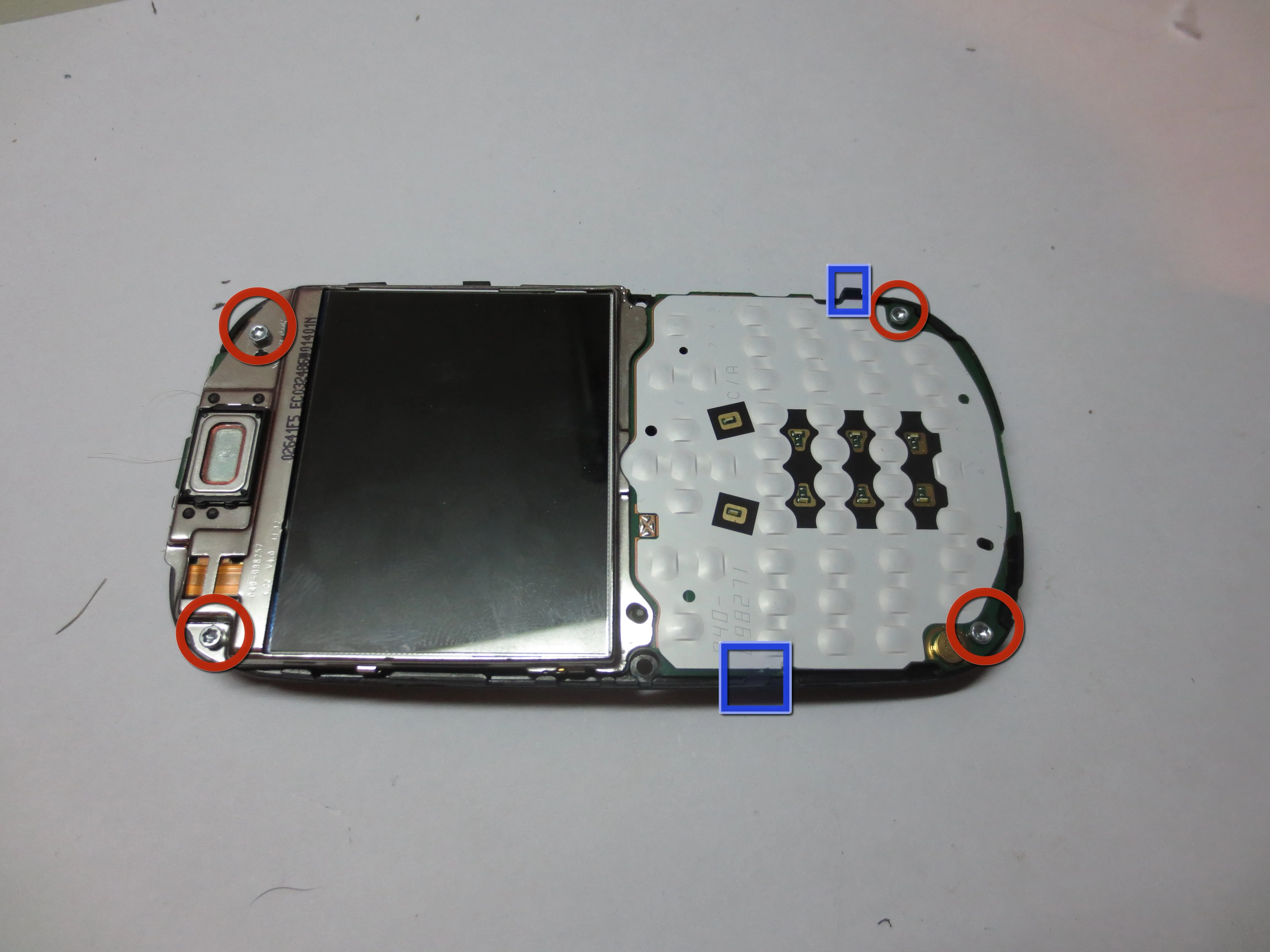 Nokia Asha 200 Teardown: шаг 3, изображение 1 из 3