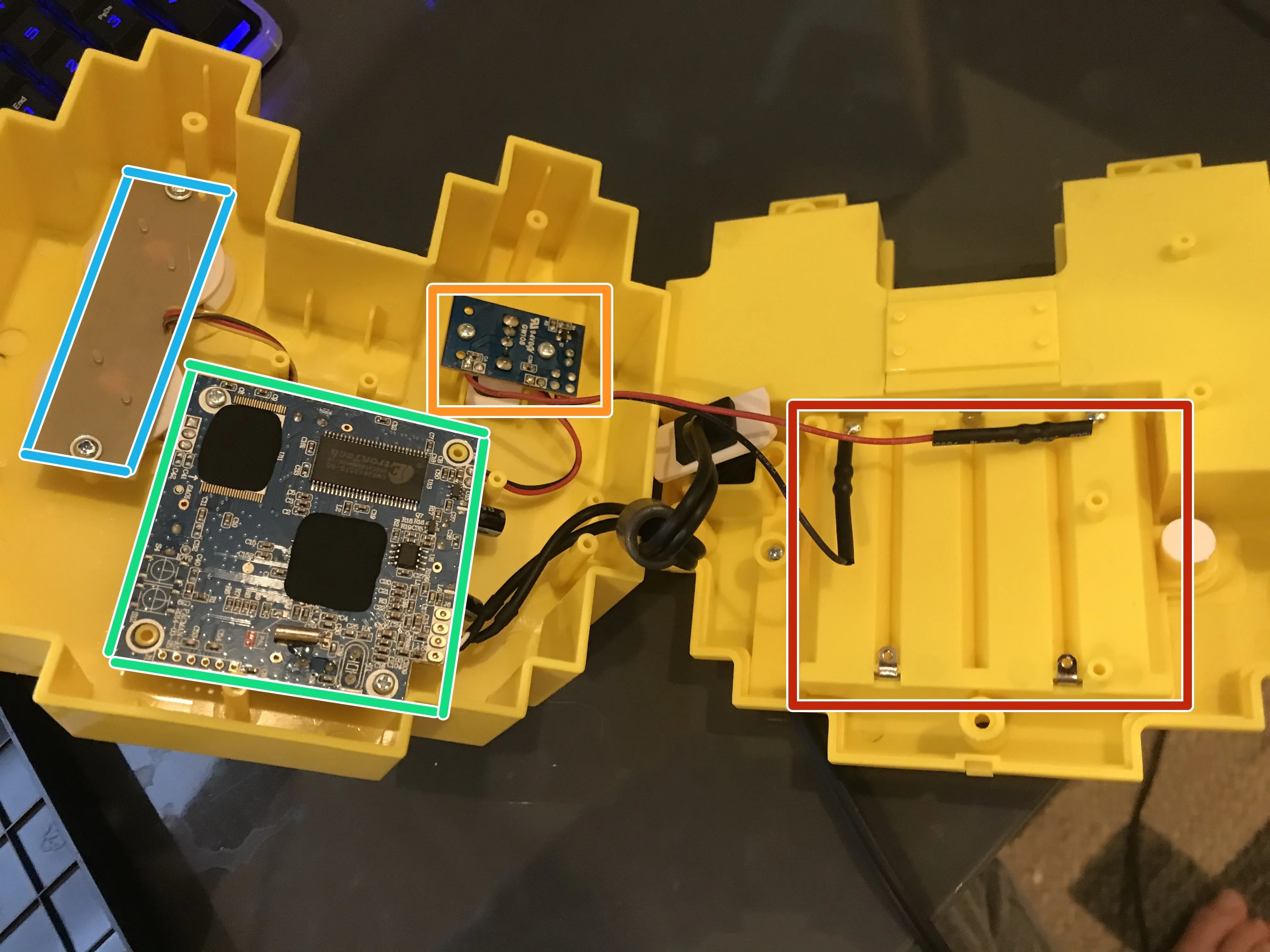 Pac-Man Connect and Play Teardown: шаг 3, изображение 1 из 2